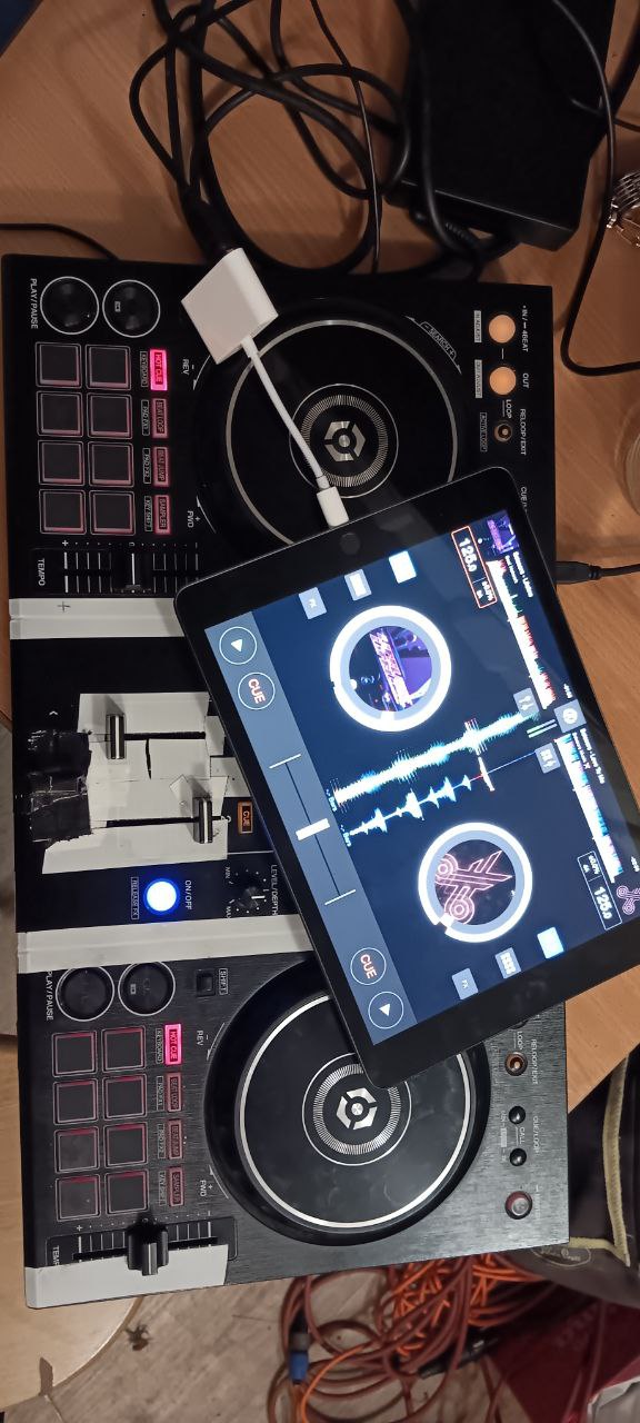How to connect Pioneer DDJ 400 to iPad or phone using Apple multi