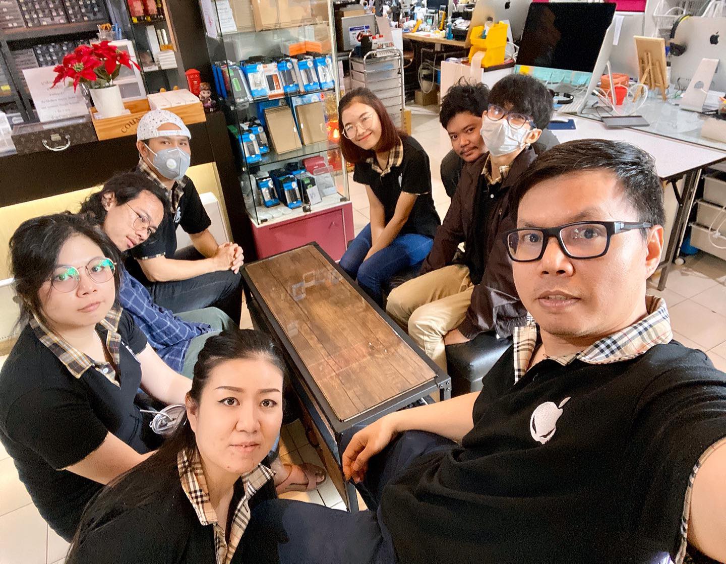 MacUp Studio - ประชุมทุกวัน เน้นมาตการณ์ป้องกัน covid 19... | Facebook