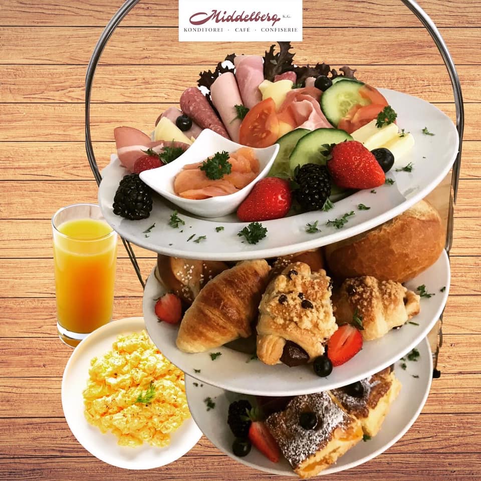 Middelbergs Frühstücksetageren 👨‍🍳 Aufgrund von eurem super positiven Feedback über unsere Frühstücksboxen servieren wir Euch unser leckeres Genießerfrühstück von nun an auch im Café auf der Middelberg Frühstücksetagere 😍 Natürlich gibt es