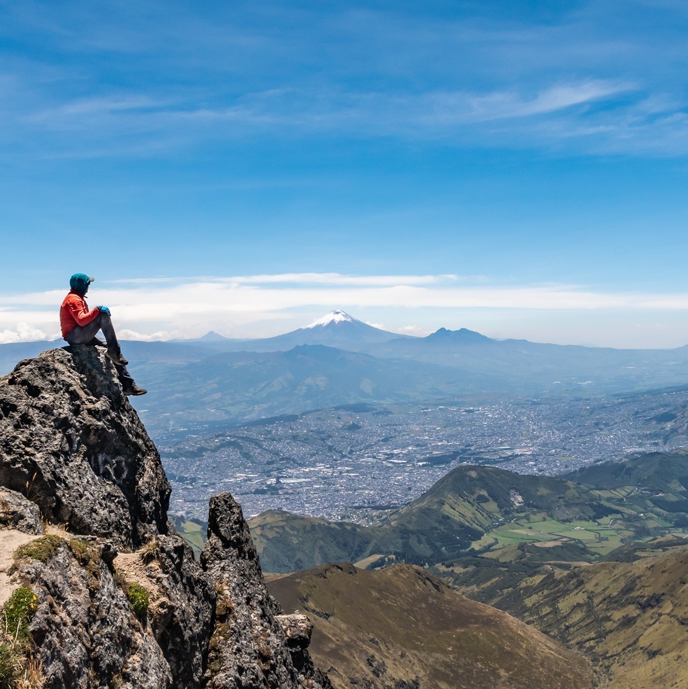 Daniel Lahuasi - Postales - Quito rodeado de volcanes, desde la cumbre ...
