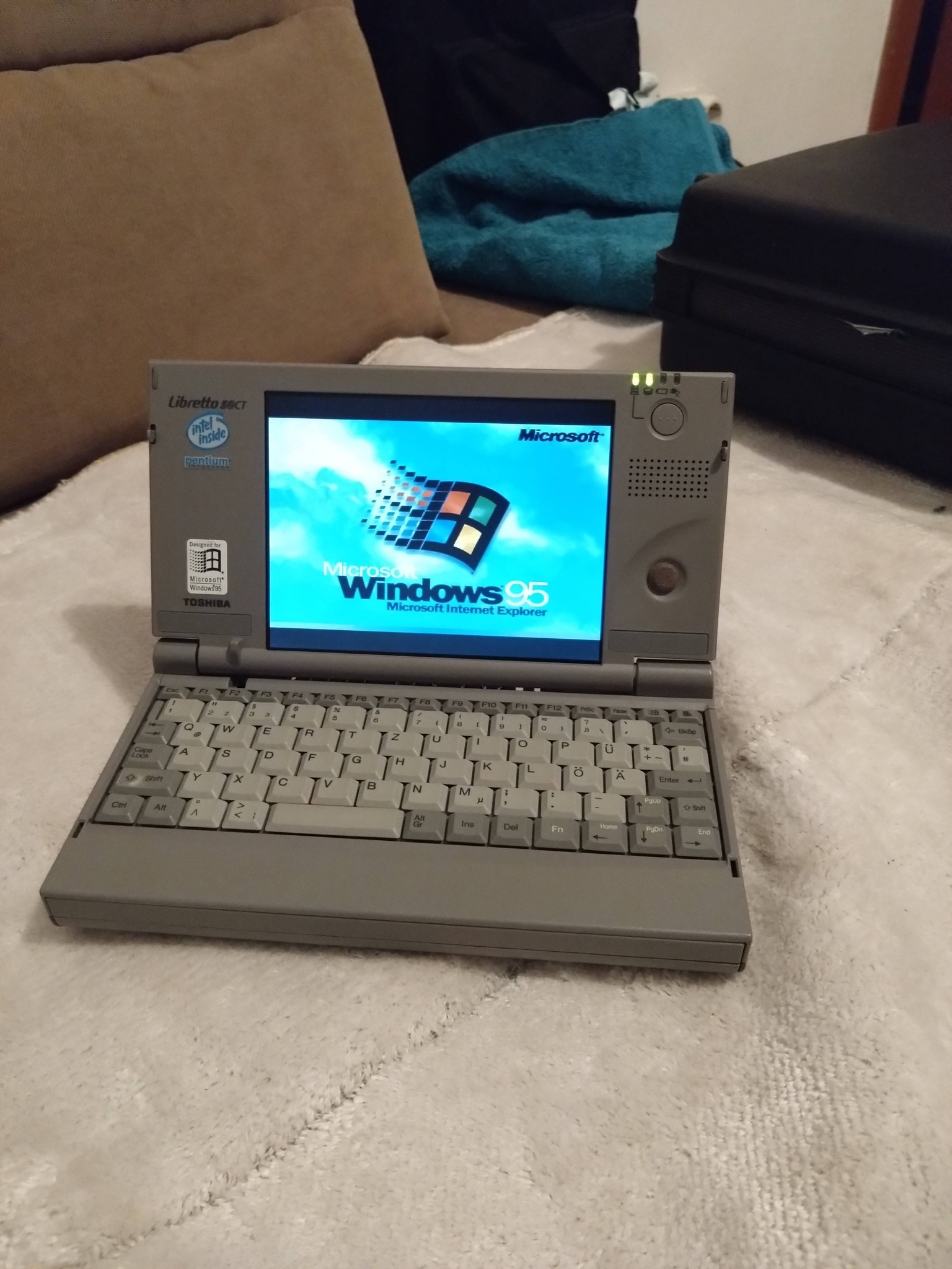 Toshiba Libretto laptop boots up Windows 95
