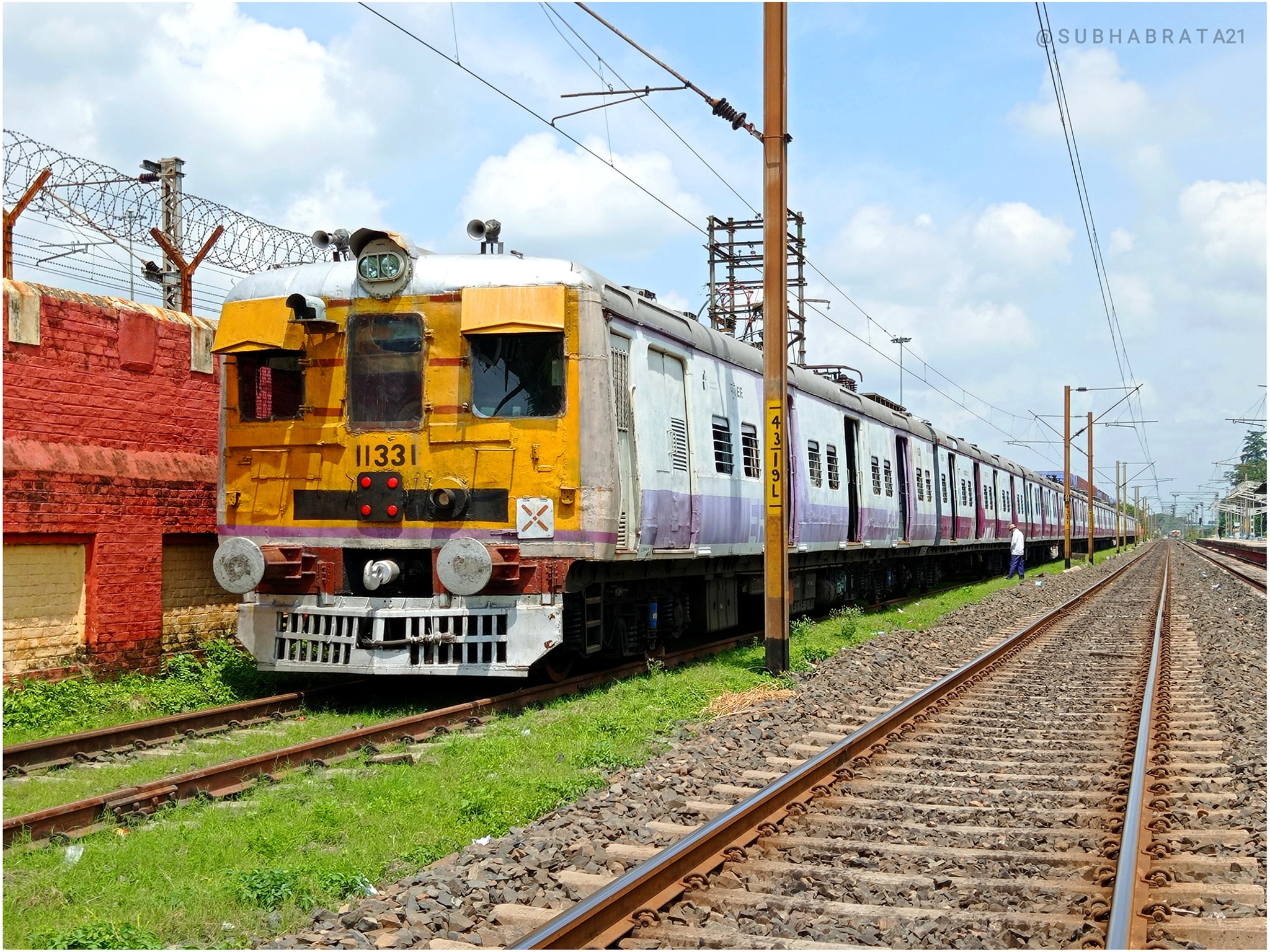 Vintage Green-Yellow ICF EMU rake enters Liluah