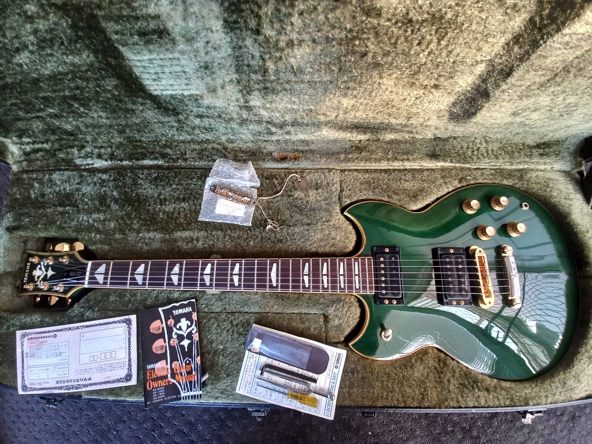 Is this a real 1981 Yamaha SG1000 with unusual tuning pegs?