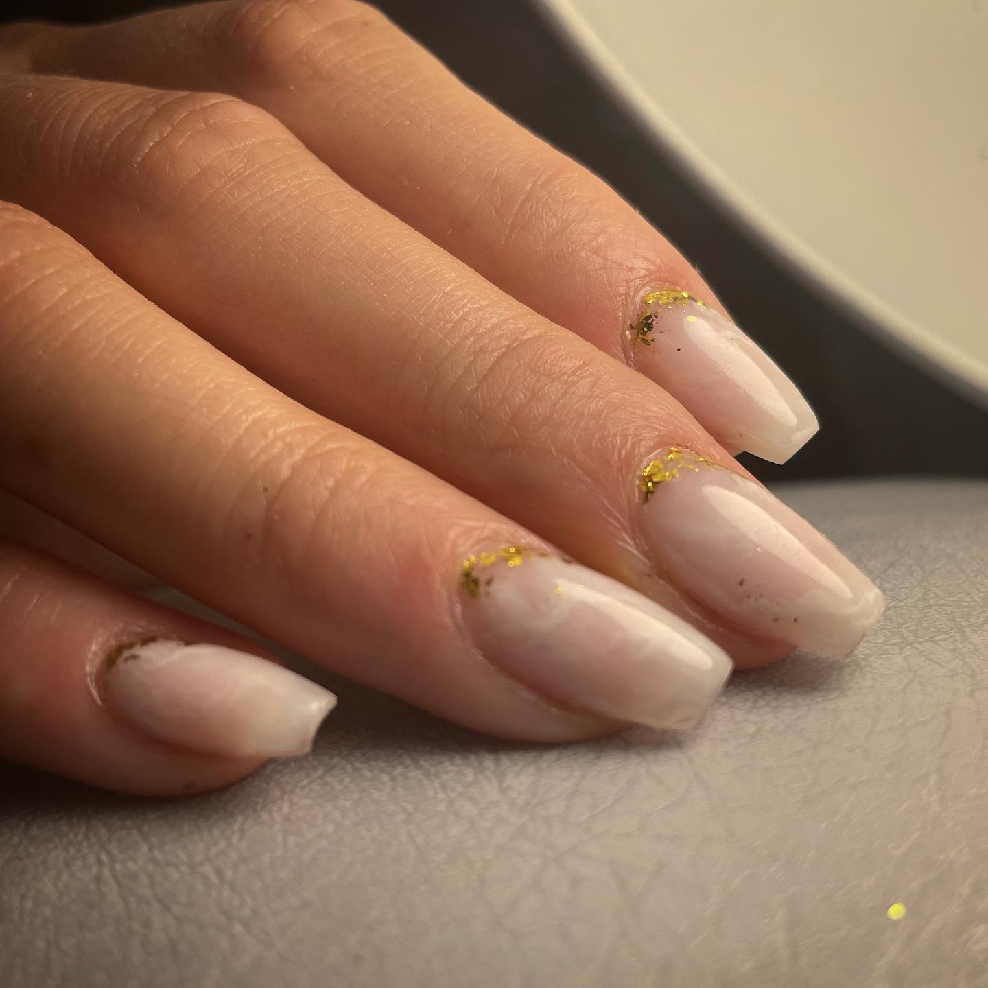 Ongle Blanc Avec Feuille D or