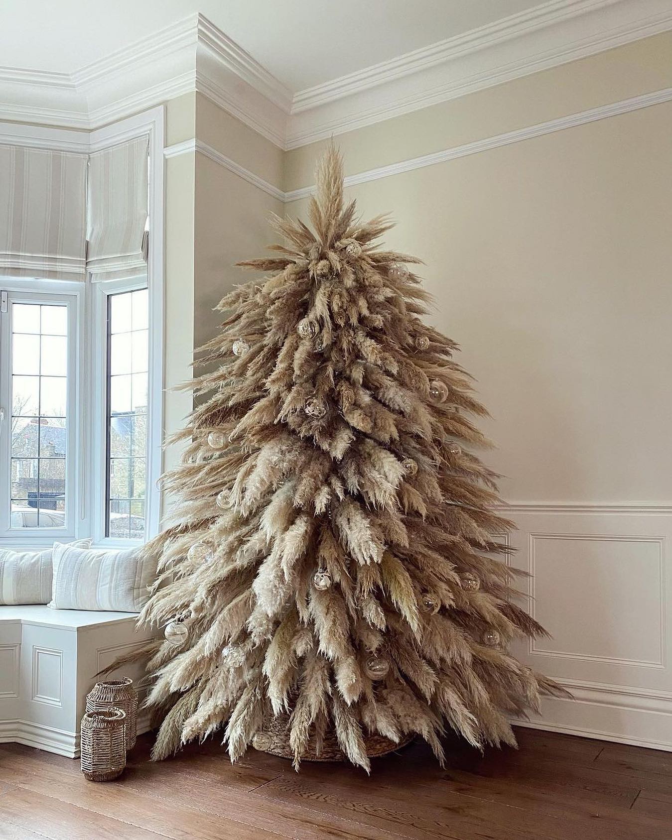 WOW, große Pampasgras-Liebe 🥰 das sind mal Weihnachtsbaum-Goals. Einmal bitte auch für unser Zuhause bitte!!! . . 📷 @elari_events