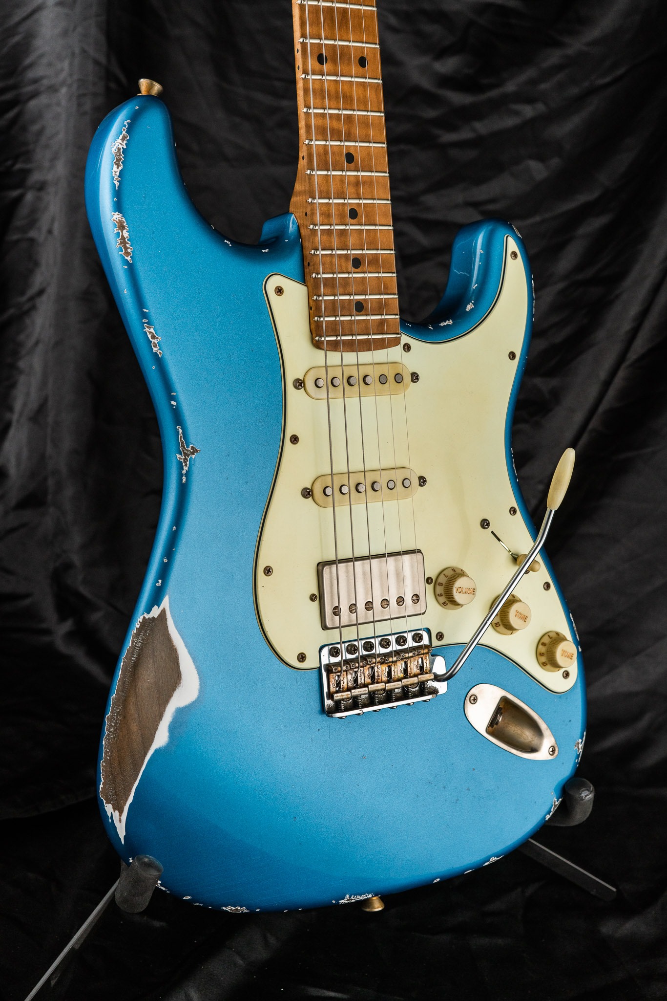 Allen Hinds on his XSC-2 Lake Placid Blue Heavy Aged: 
