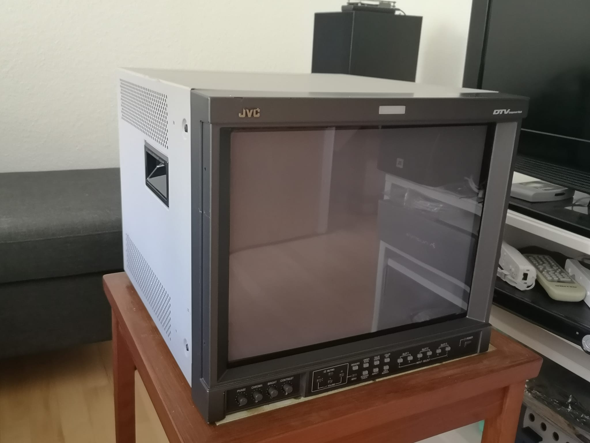 Just got my first Multiformat CRT ❤️ And my god! This JVC DT