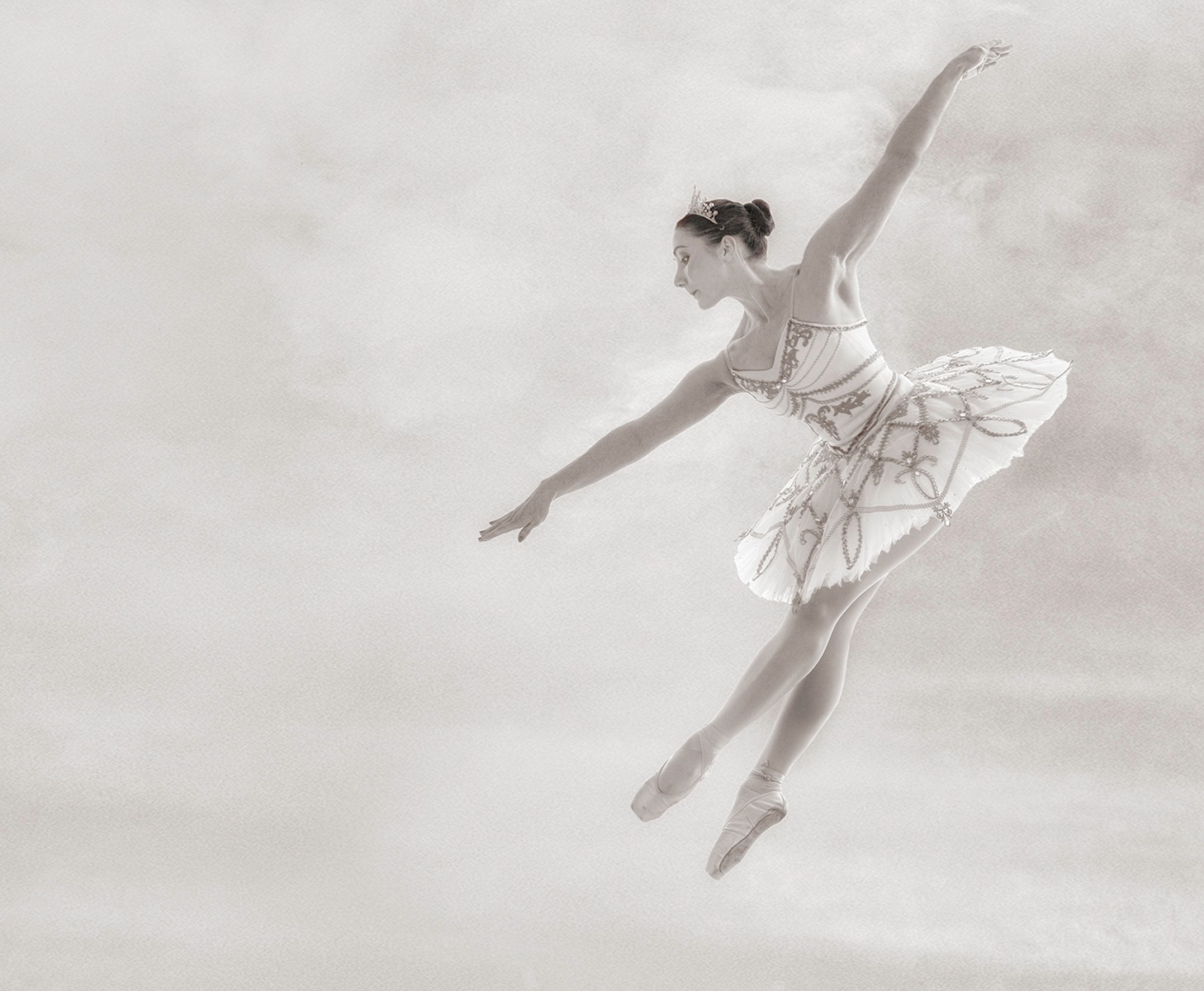 MINIMAL MODERN BALLERINA FIGURINE