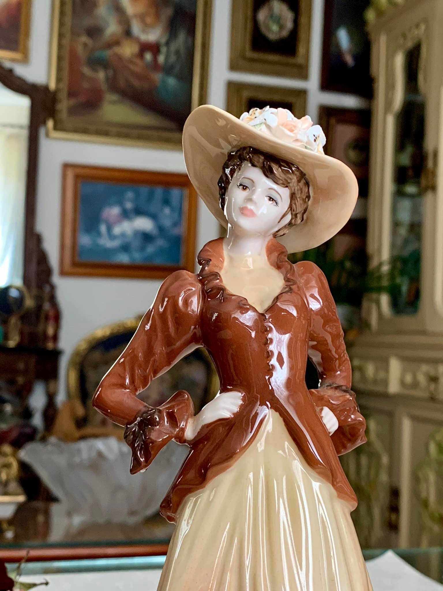 Coalport figurine Ladies of Fashion Joan