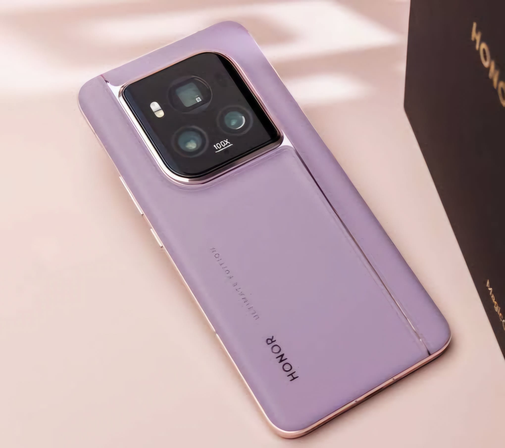 The Honor Magic 6 Ultimate Edition is available in two versions