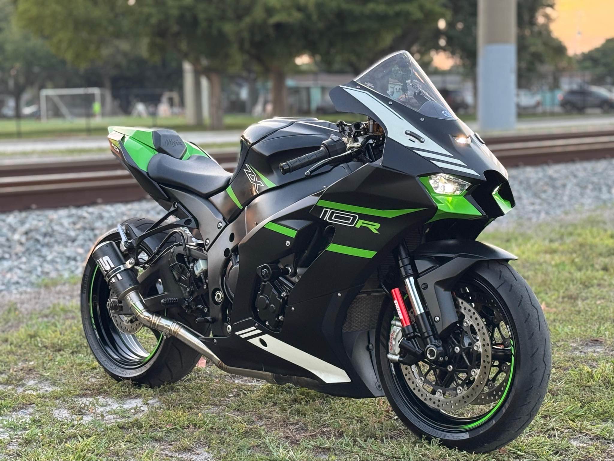エミ 2023 Kawasaki ZX1002MPFAL Ninja ZX-10R This motorcycle is