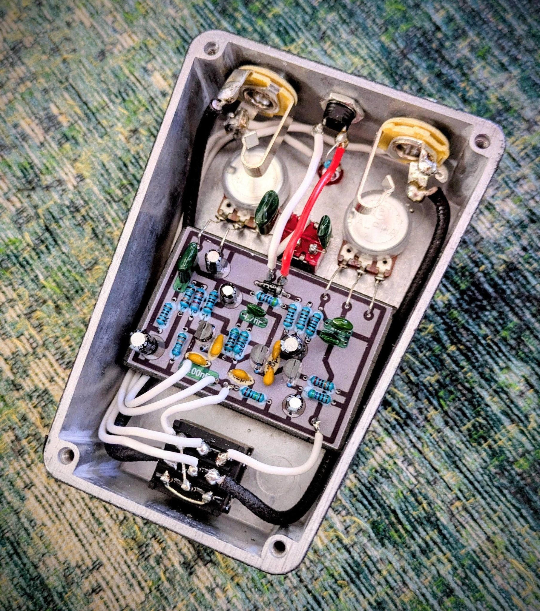 What is the circuit of a Yack YF-1 fuzz box?