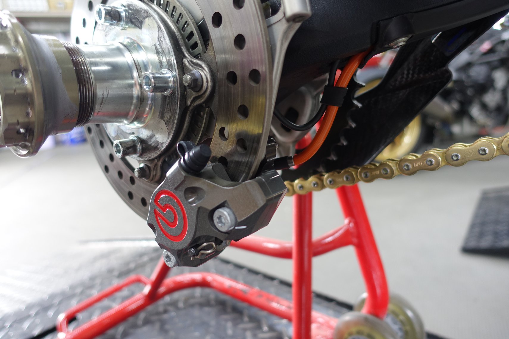 MVアグスタF3 800 リヤブレーキキャリパーをかっちょいいのに交換 