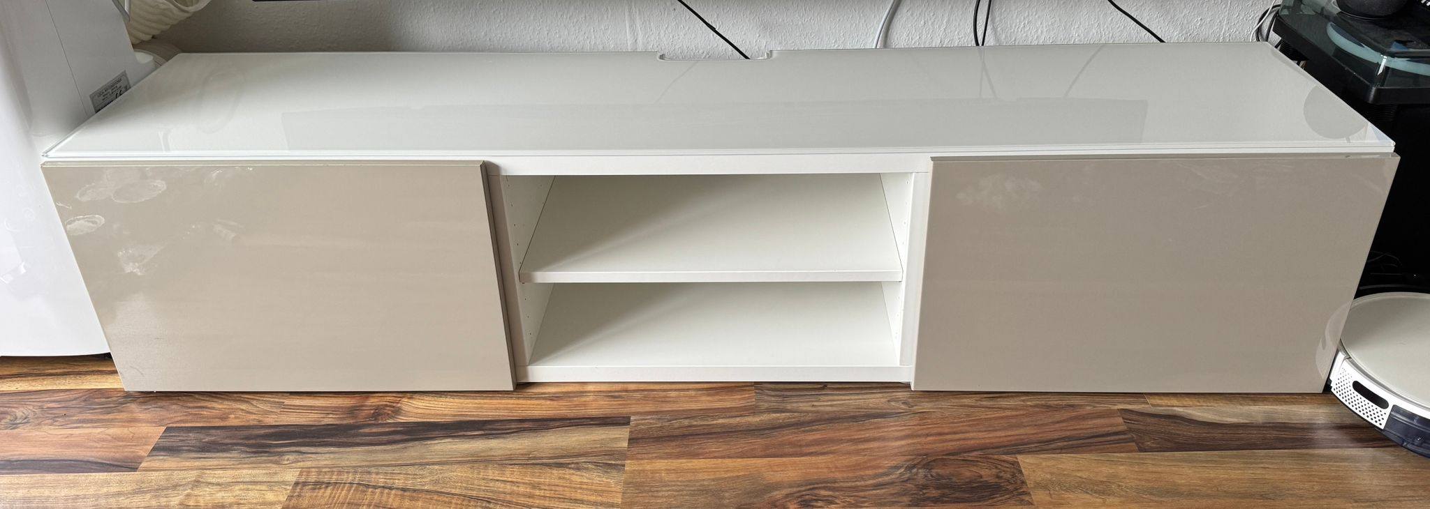 Ich verkaufe mein IKEA Besta Lowboard in Hochglanz Beige/Weiß mit passender Glasplatte. Das Lowboard ist in einem sehr gepflegten Zustand, mit normalen Gebrauchsspuren, aber keine größeren Kratzer ode