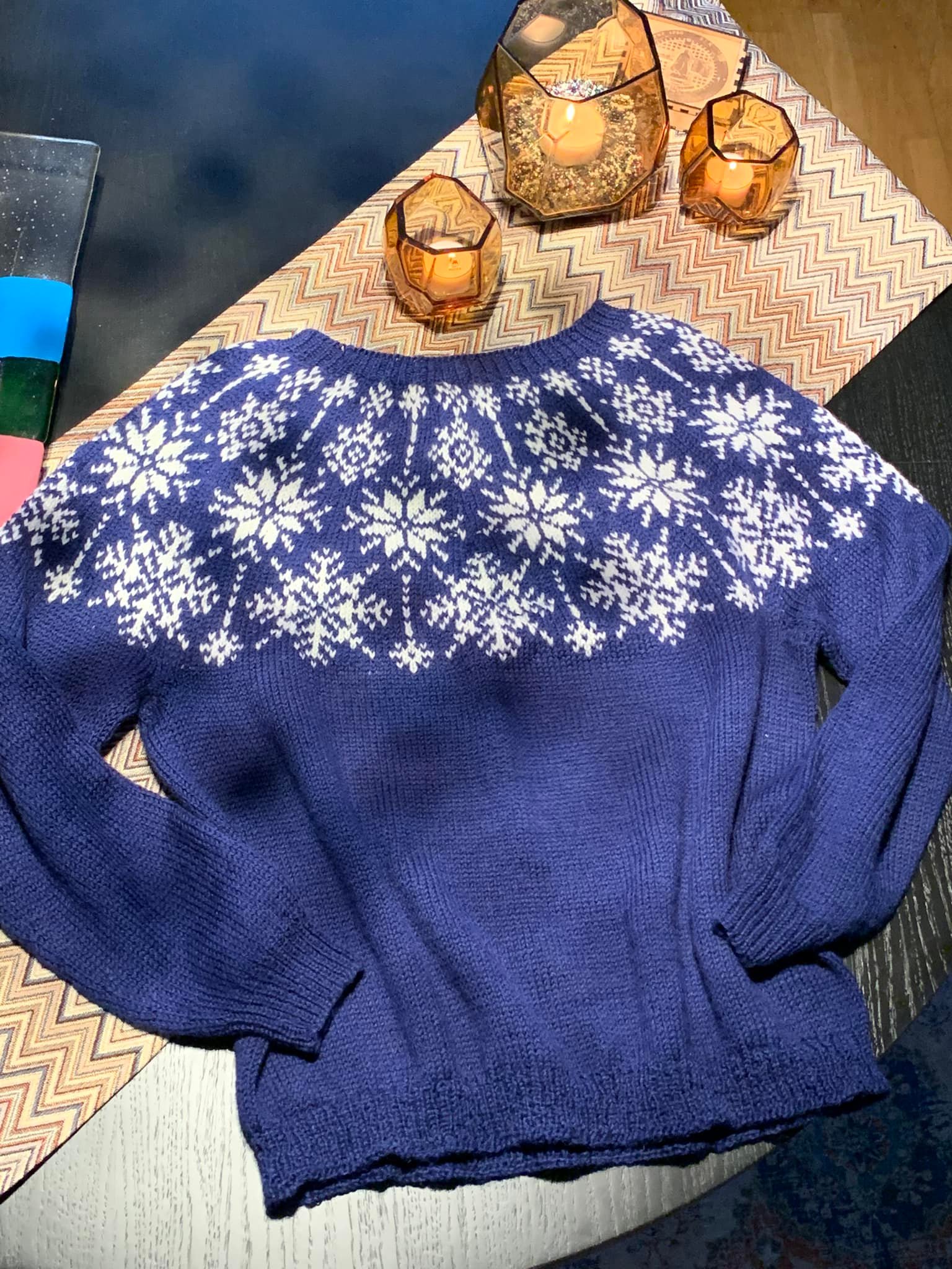 This is my new Snowflake sweater by strikkia.no. It is finished 