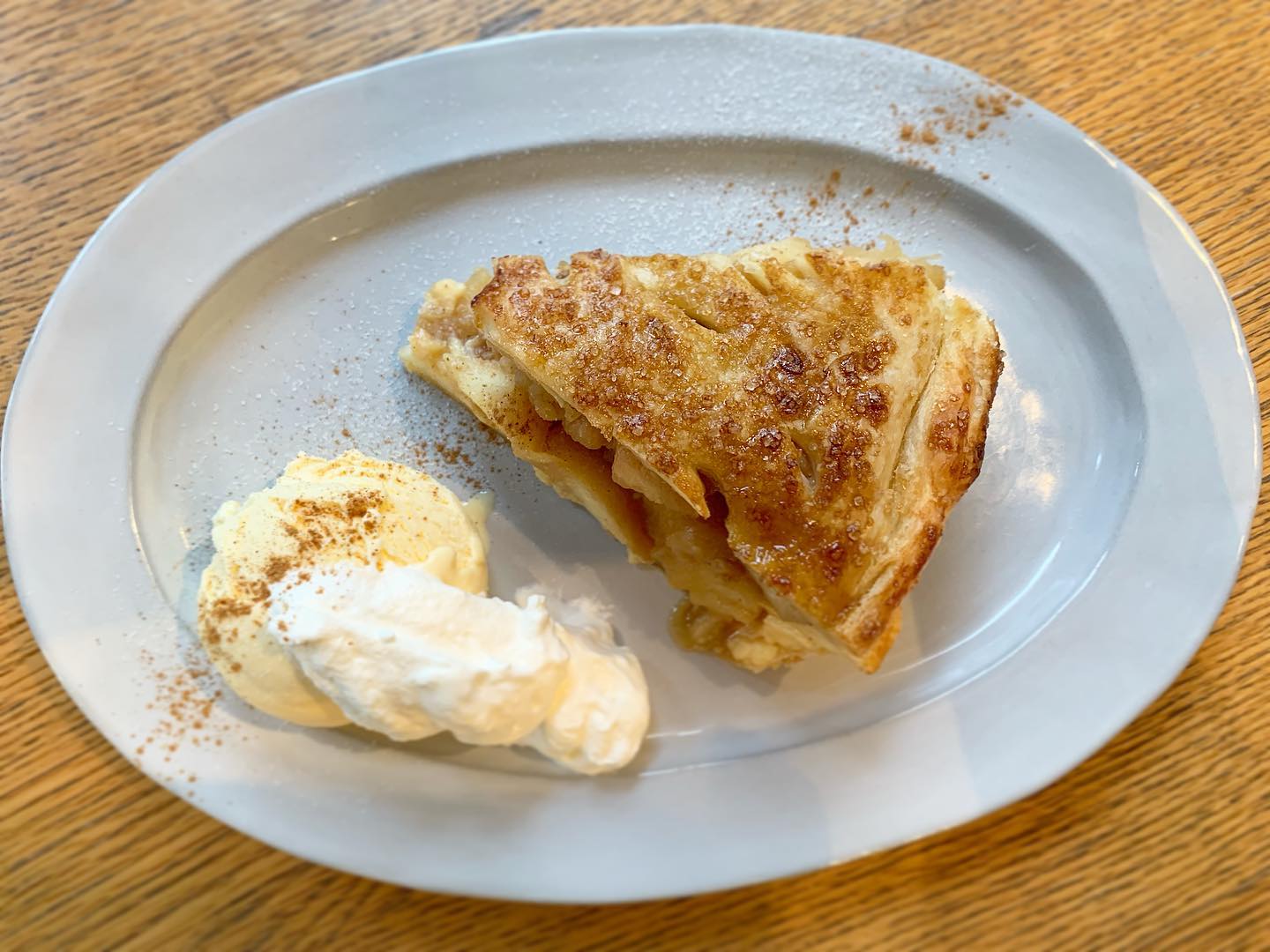Gemminy S Apple Pie 少し温めたアップルカスタードパイにバニラ風味豊かなアイスクリーム 純生クリームを添えて 自家製パイ生地 新鮮な卵に拘ったカスタードクリーム 今が旬の紅玉りんごを1カットに約丸々1個分使用 この時期だけの特別な美味しさを