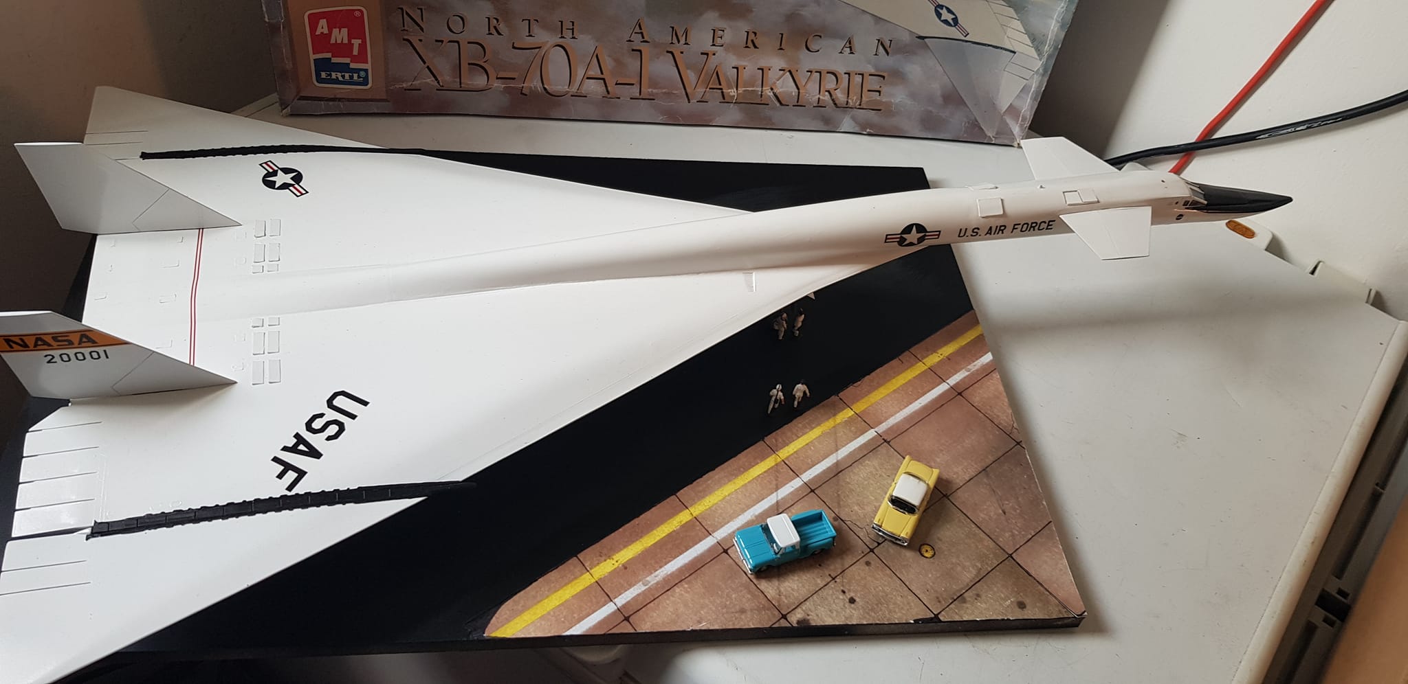 Building AMT/ERTL XB70 Valkyrie scale model kit