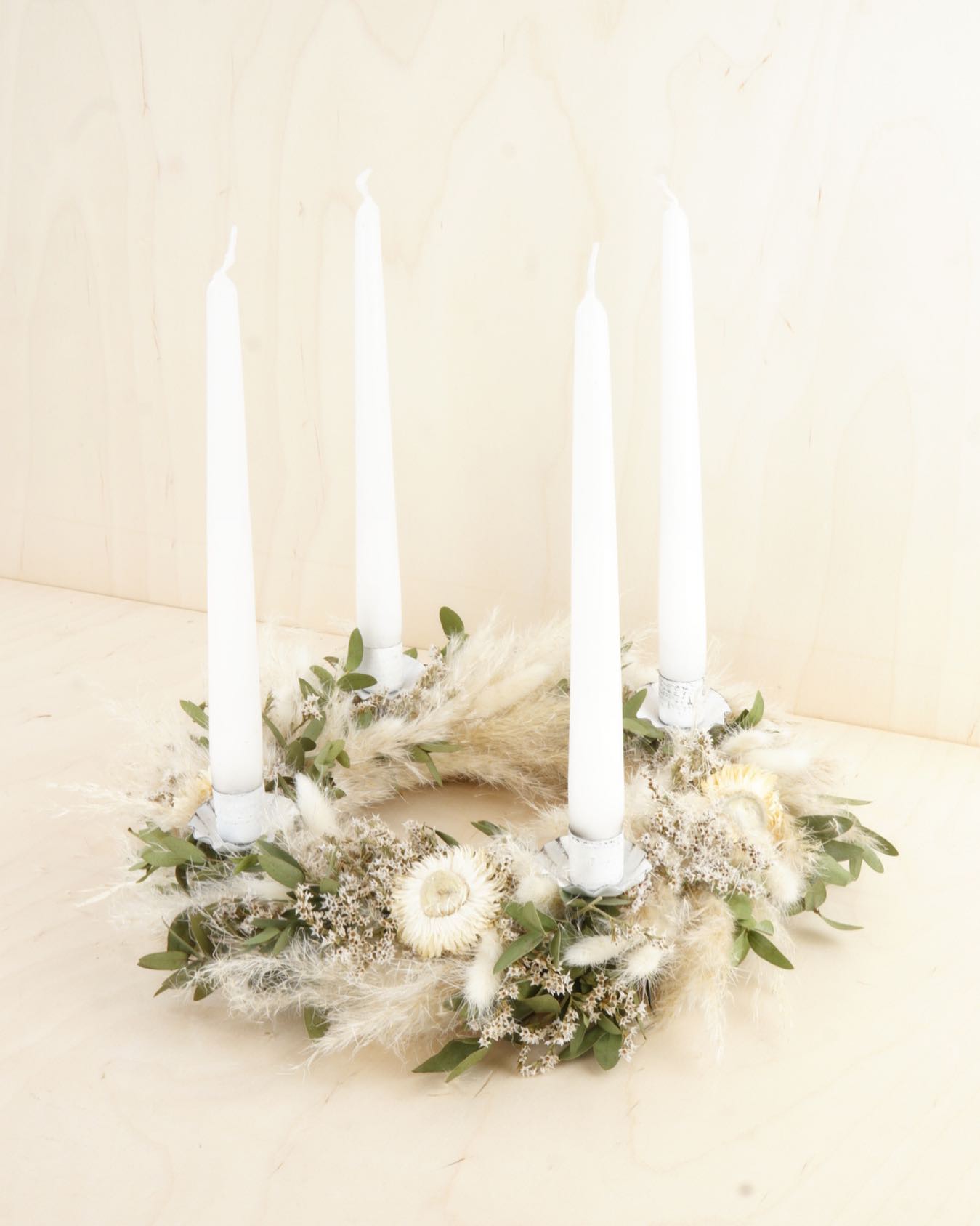 DIY Adventskranz mit Eukalyptus und Pampasgras, Durchmesser: ca. 30cm, 49,50€ Versand in Deutschland: 5,90€ Versand Schweiz & Österreich: 8,90€ Bestellung per DM #adventskranz #advent #adventszeit #adventskranzselbstgemacht #homeloveliving
