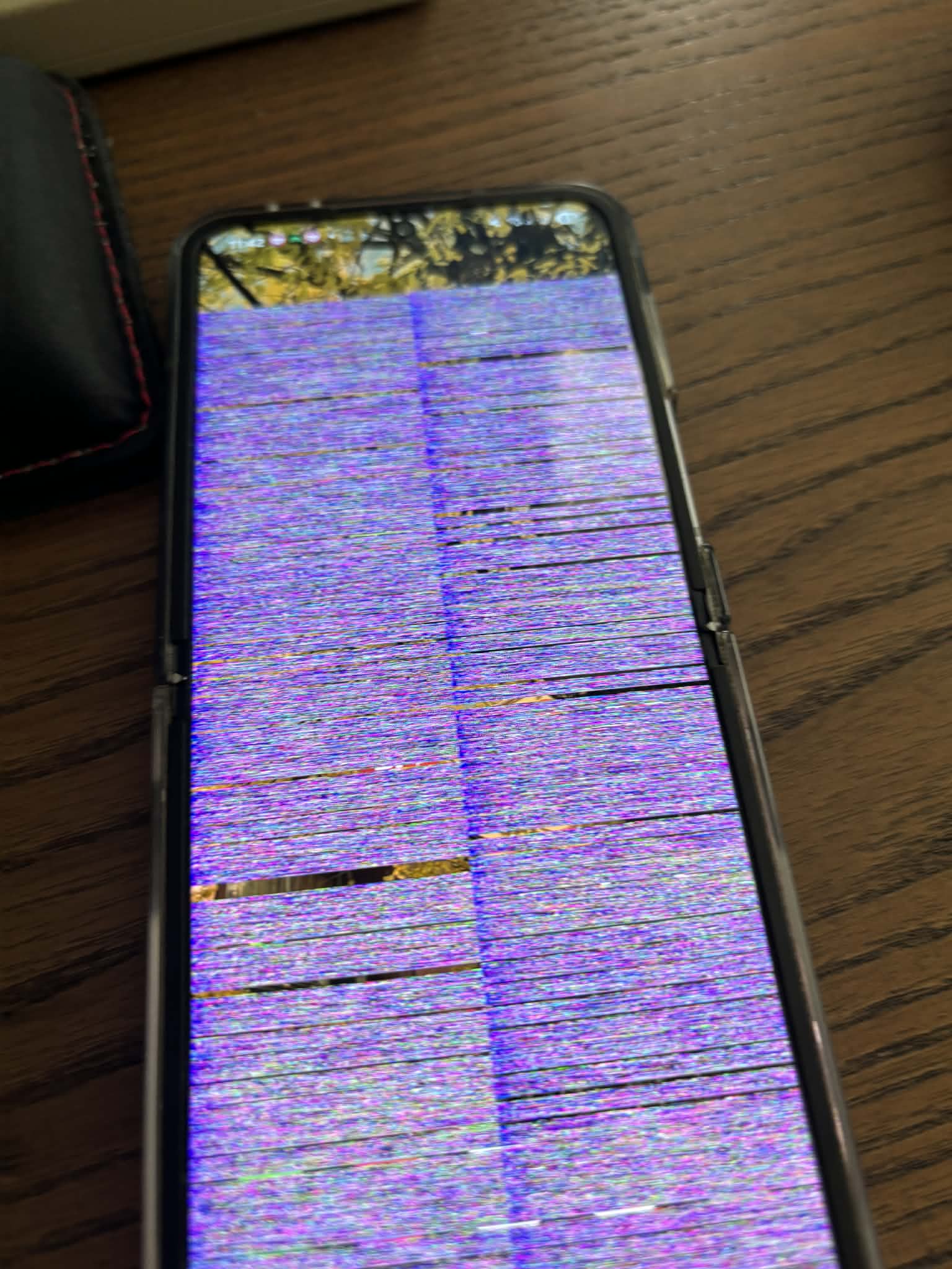 Flip 6 screen turns off when closed?