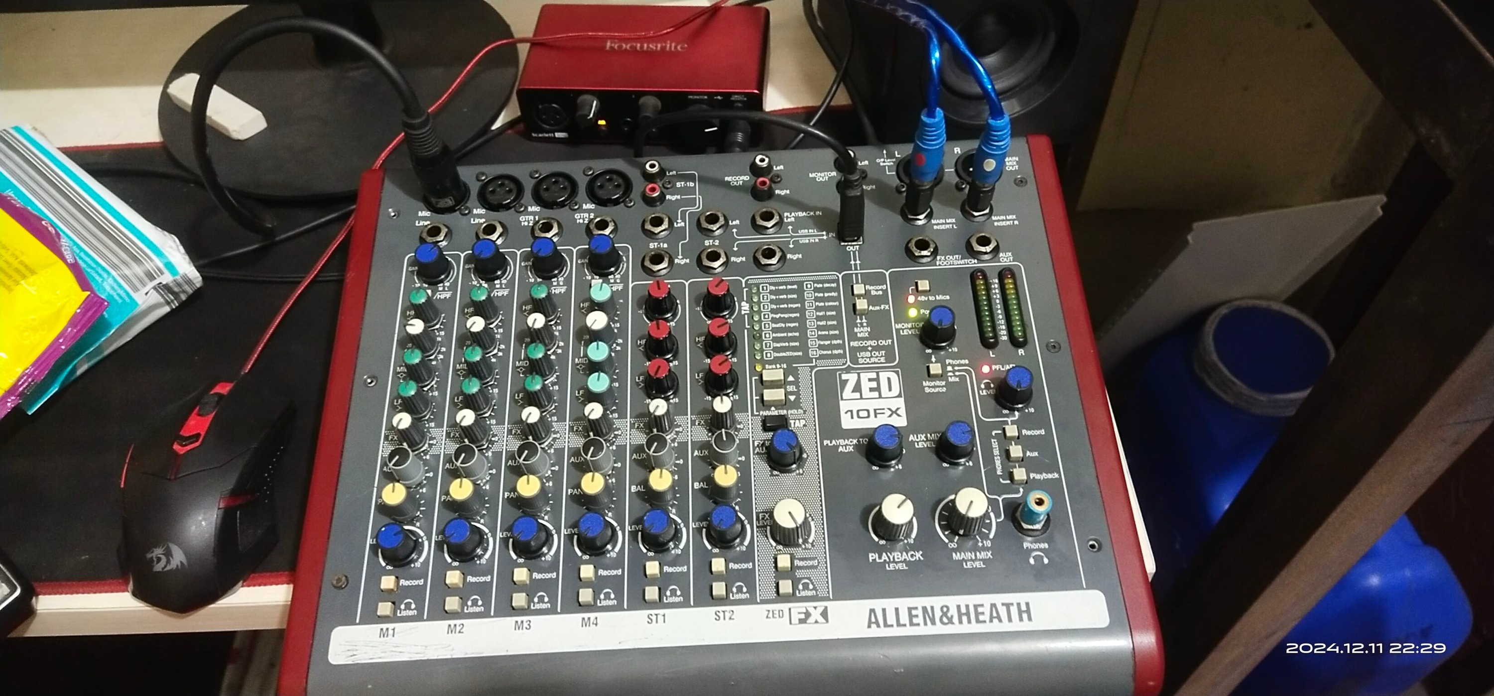 The image displays the outline of an Alto Professional ZMX122FX 8