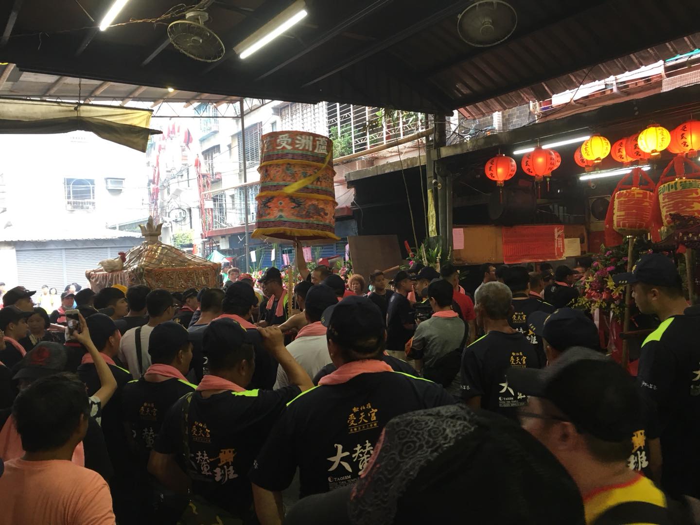 力士製茶所 x 松柏坑潮牌 - 喔喔喔喔喔，跟上次在 松柏坑潮牌進香期專門店(也就是攤位)巧遇 寶島神很大 女神阿白... | Facebook