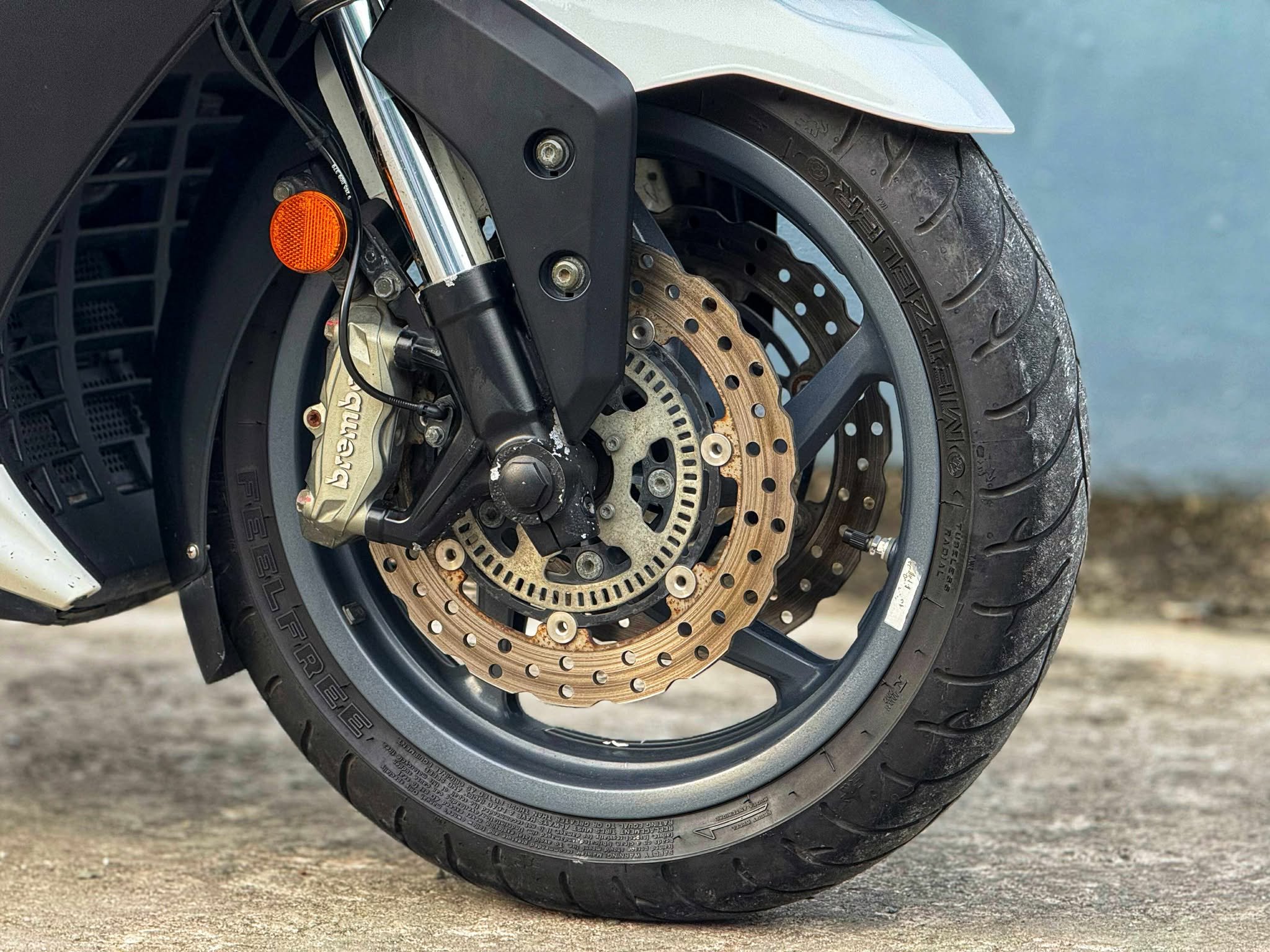 Pedane Antiscivolo Per Kymco AK550 2022-2023 - In Gomma E Acciaio, Design Confortevole, Facile Installazione