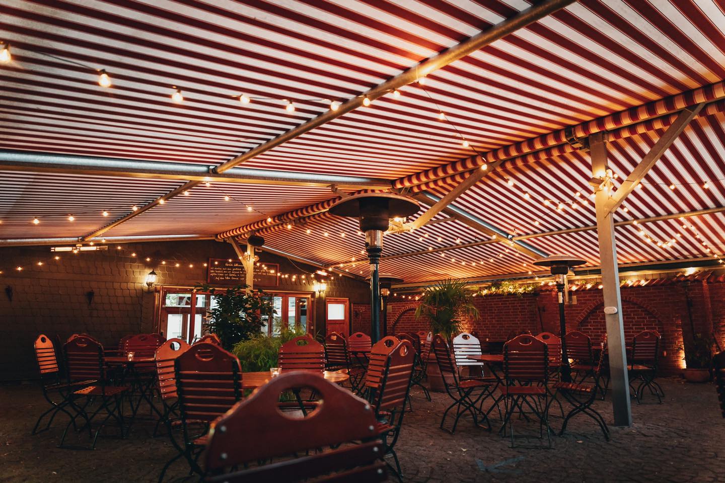 Seit Samstag haben wir neue Beleuchtung im Biergarten, die für eine schöne Atmosphäre sorgt! 💡 Zusammen mit den neuen Heizstrahlern ist es auch jetzt noch draußen schön gemütlich