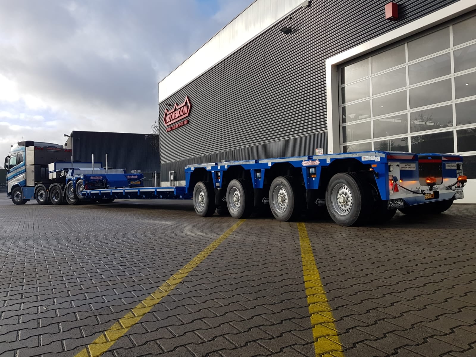 New delivery of this magnificent 2-axle EURO-PX low loader to our