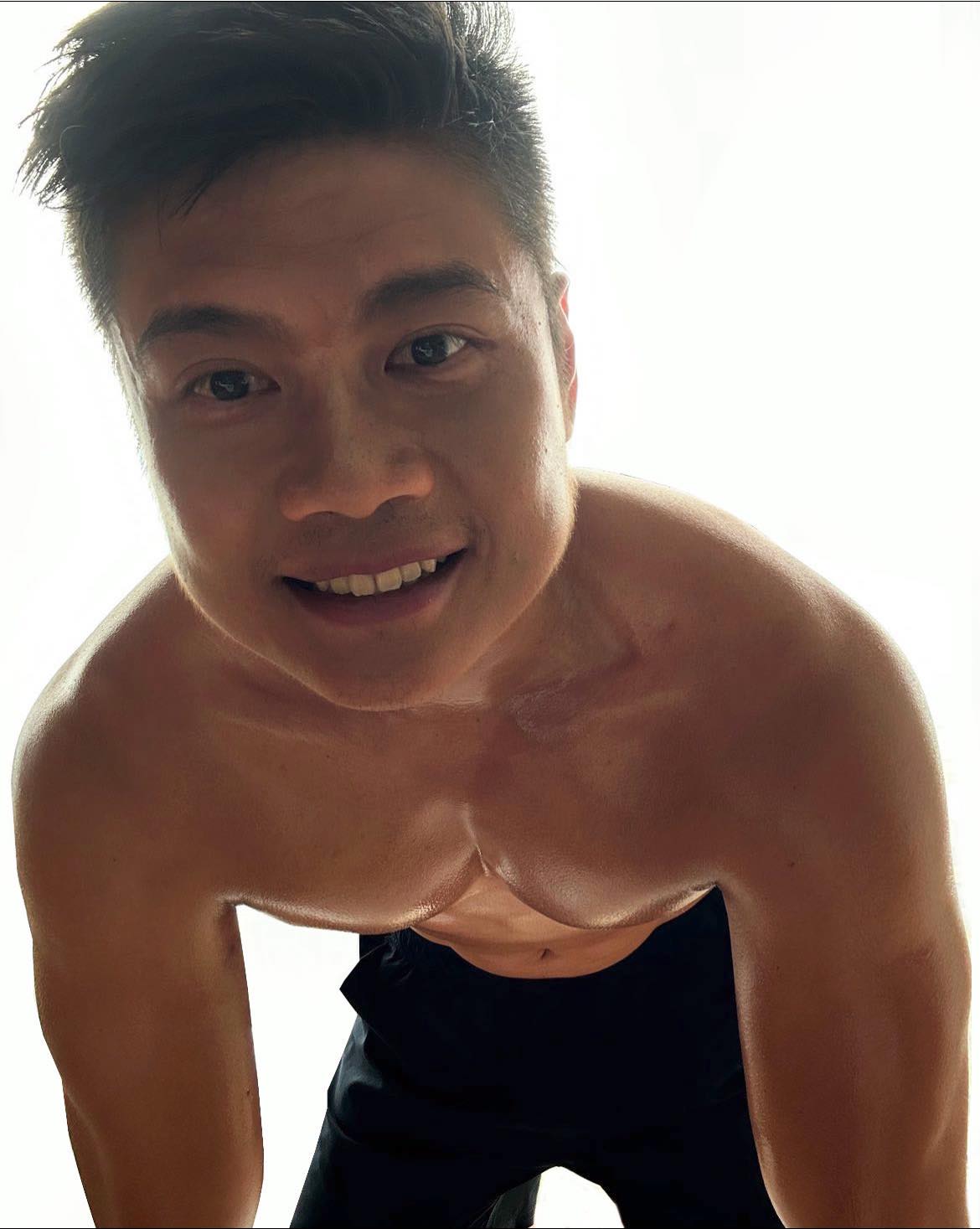 Leung - 我自拍通常的習慣：🤣 1. **選擇自然光**：面對光源拍攝，讓皮膚看起來更亮。 2. **找到最佳角度**：試試不同的角度 ...