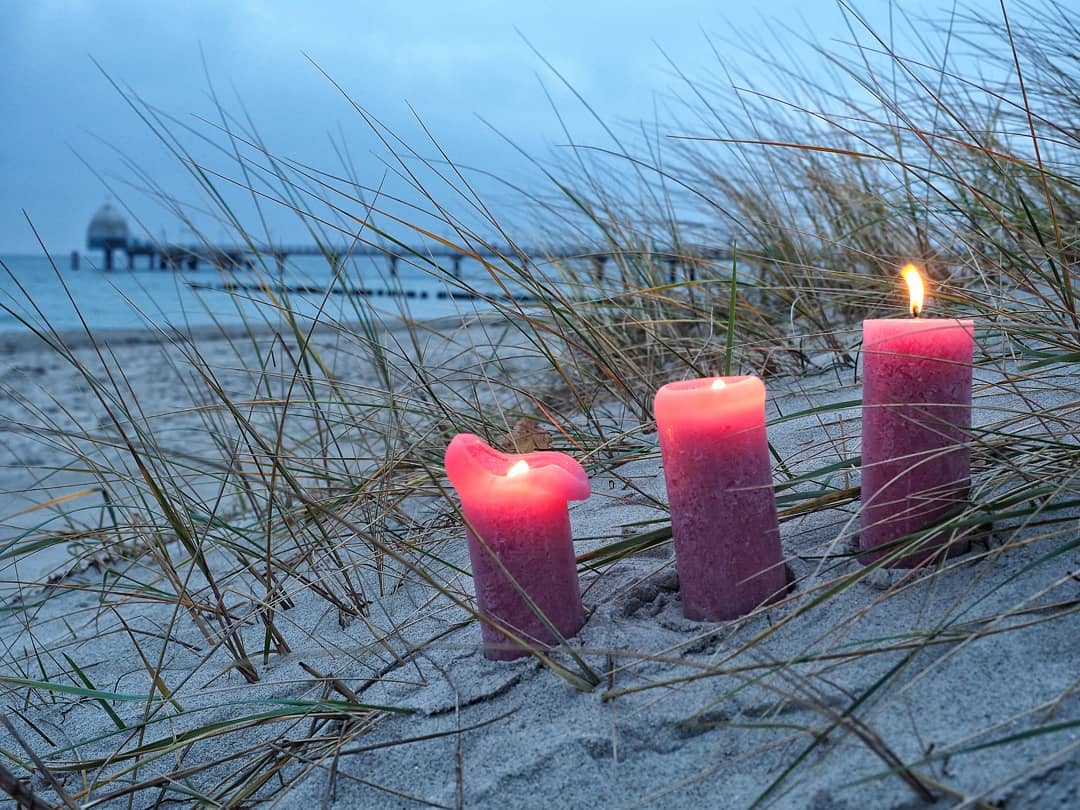 Heimlich, still & leise ... 3 Kerzen auf Dezemberreise. Wir wünschen euch einen kuscheligen 3. Advent! . . . #zingst #zingstagram #fischlanddarsszingst #zingstfürzuhause #ostsee #advent Foto©️Yvonne Ewert