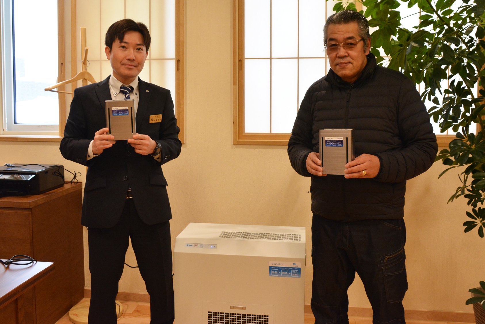 トウマ電子工業株式会社 只野憲弥社長より自社製除菌脱臭装置7台を寄贈