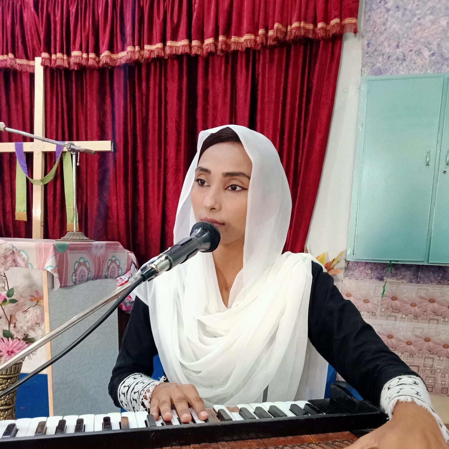 Worshiper Hina Rizwan