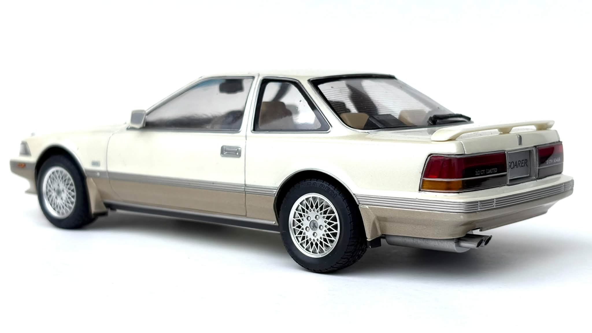 タミヤ1/24 トヨタカローラFX-GT リヤエンブレムを装着して本完成する