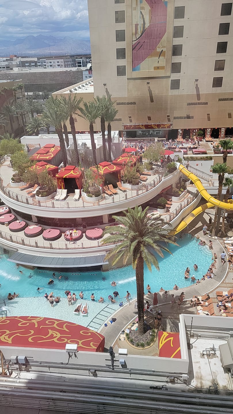 Scenes from the Golden Nugget 協本 ' 特文工 부터동에어G