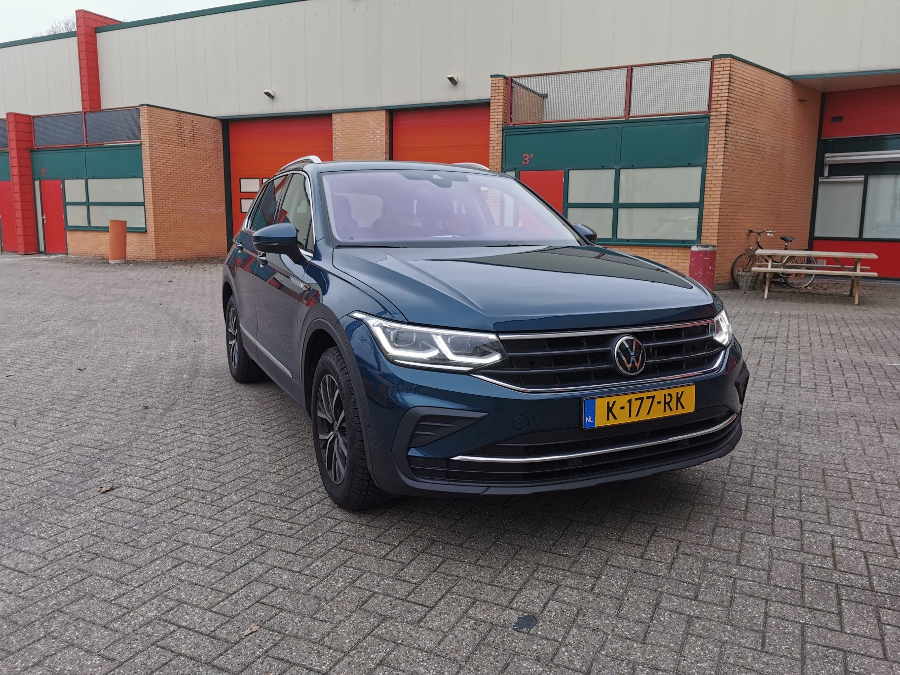De eigenaar van deze... Car Audio Shop Mag t wat Harder