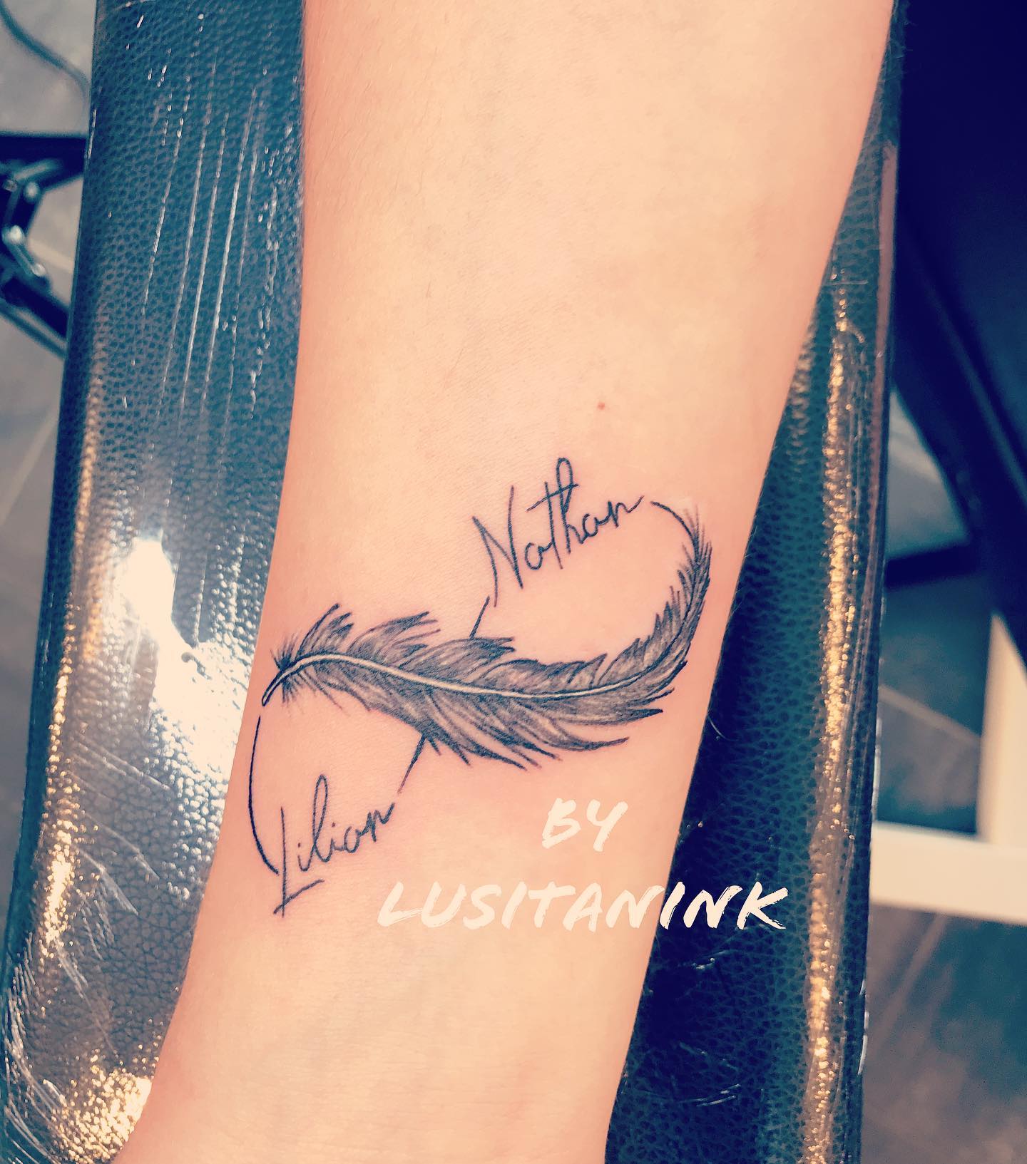 Tatouage Infini Plume Prenom Poignet