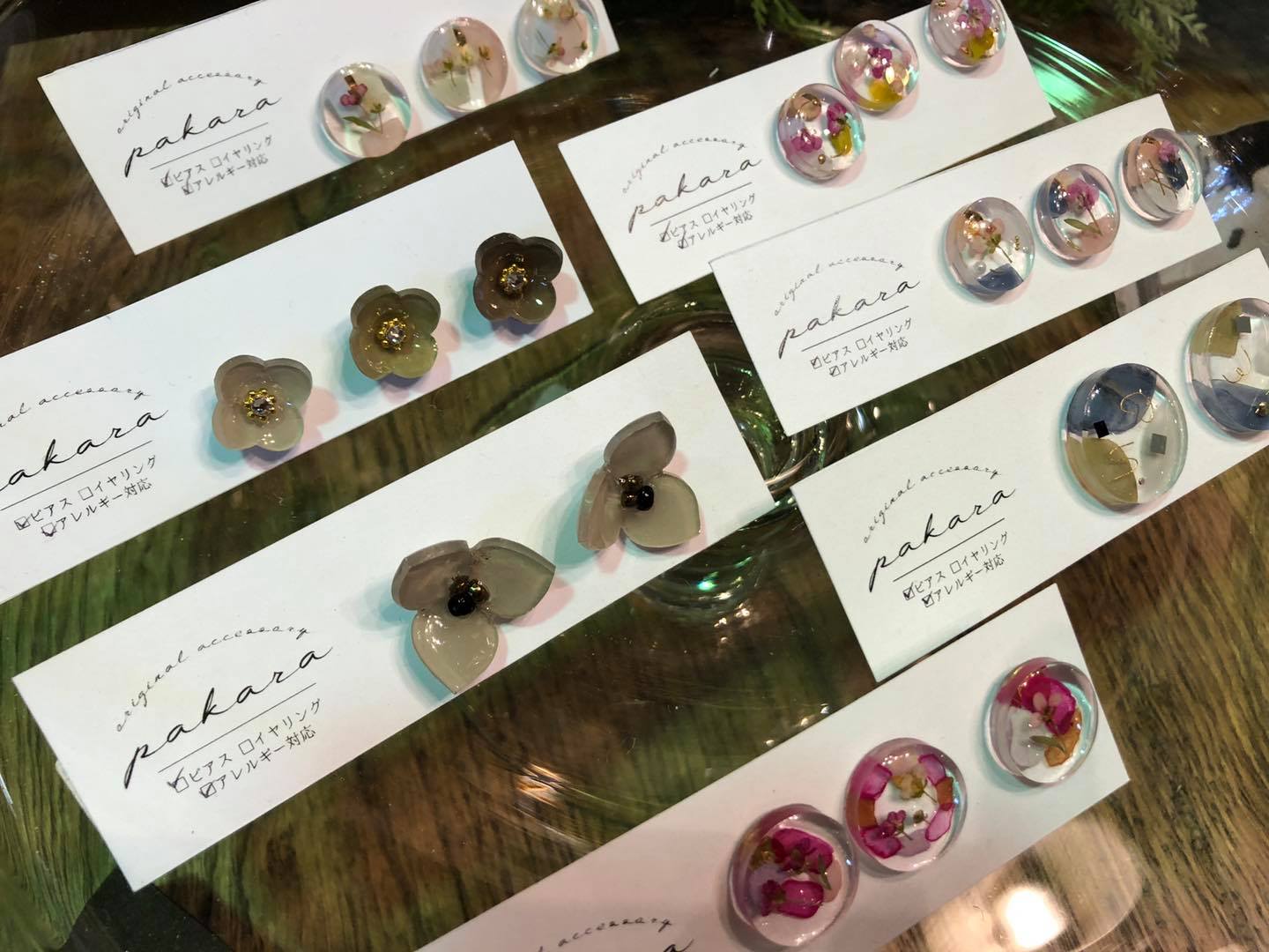 ハンドメイドアクセサリー作家“pakara“さんの春らしい押し花ピアス