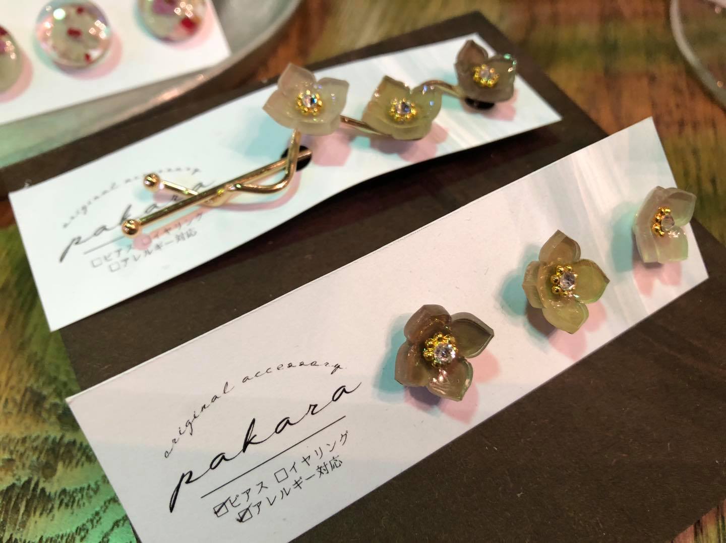 ハンドメイドアクセサリー作家“pakara“さんの春らしい押し花ピアス