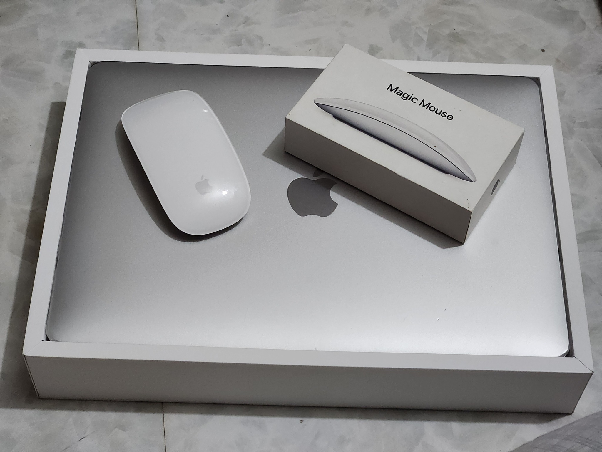 Ta bende un MacBook Air M1 chip hunto cu su apple magic mouse pa 
