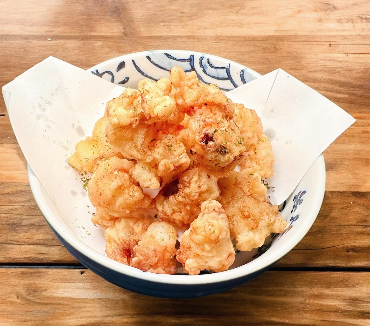 綠島．鬼炸日式居酒屋 - 酥炸花枝腳 選用綠島技術超群的船長們所補獲 現流特級新鮮大花枝 分切下來的花枝腕部位... | Facebook