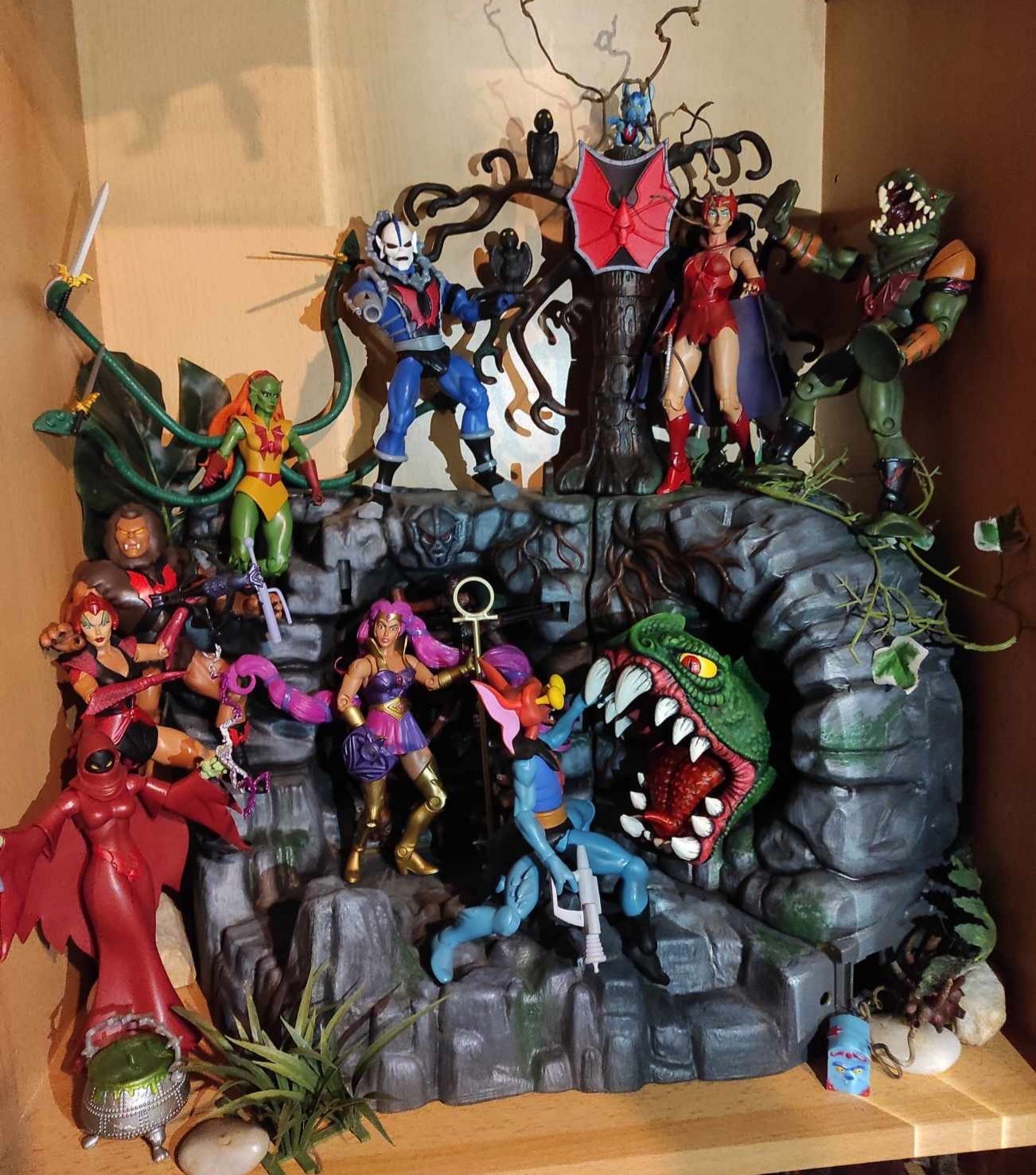 Custom repainted Horde vintage Fright Zone with Classics figures