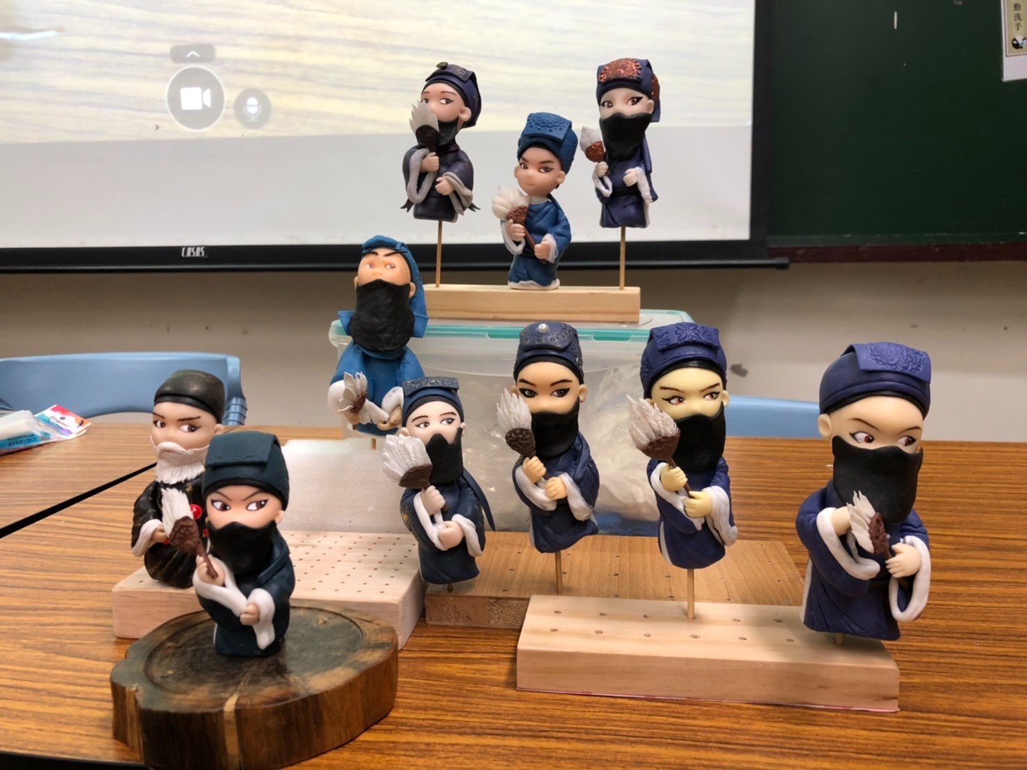 鳳山社區大學 - 超級熱門的新時段公仔班級最後一堂，大多學員都是覺得公仔超Q超可愛來嘗試學習捏塑公仔，沒想到單單只是一... | Facebook
