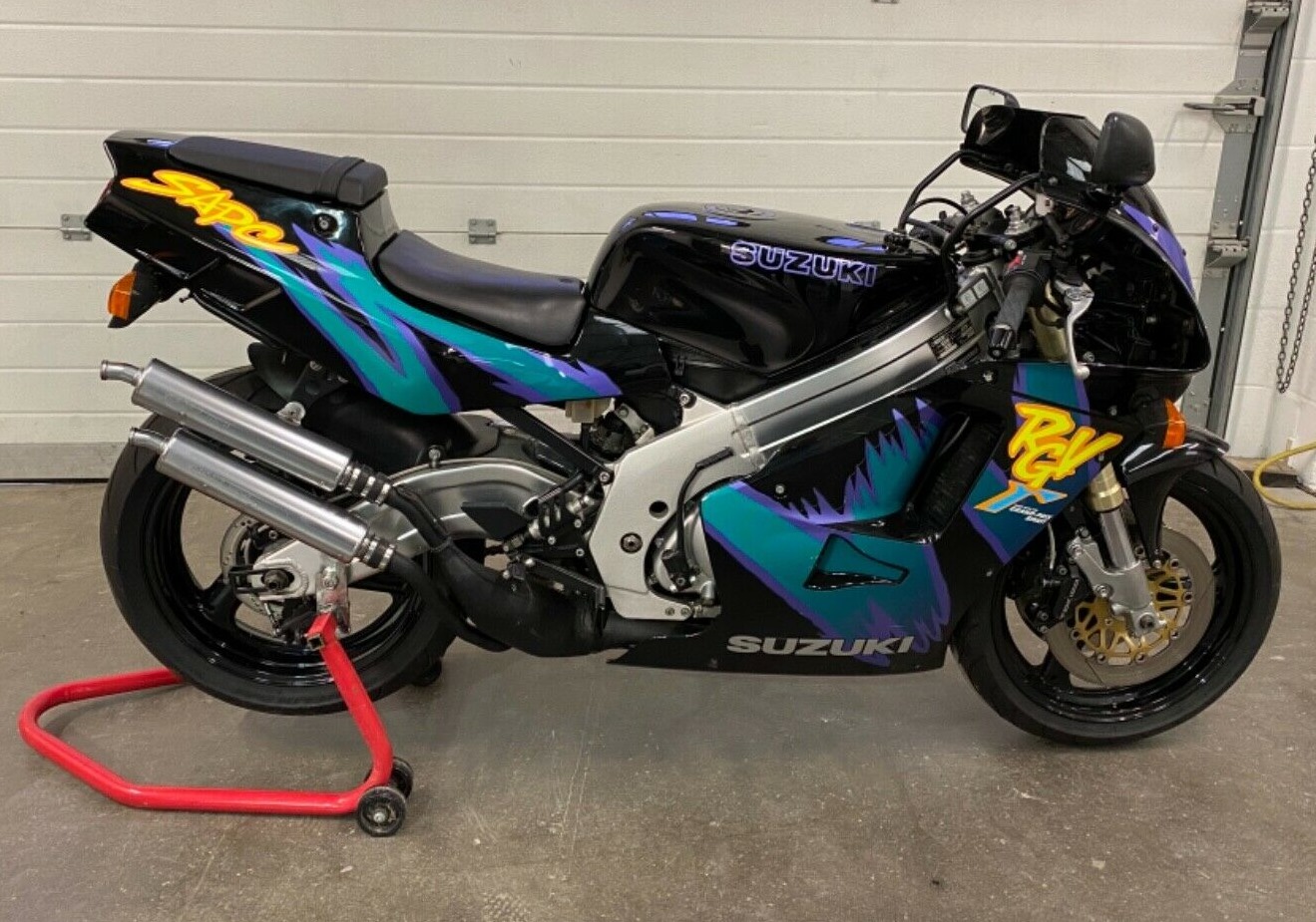 1994 Suzuki RGV250 VJ22A - Could only be from the 90's with those