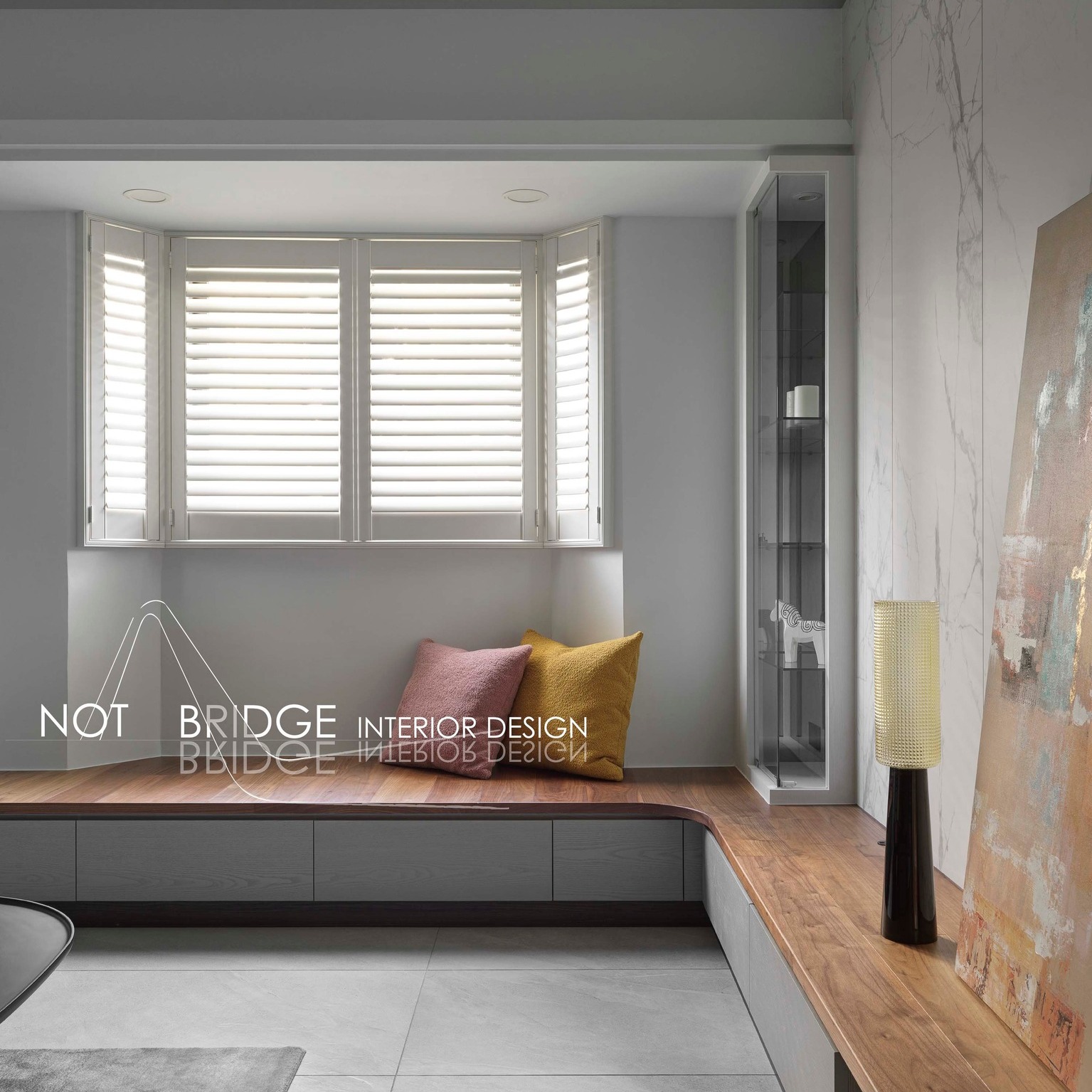 這款臥榻連結電視櫃的設計，巧妙的修飾梁柱與畸... - Notabridge Interior Design 非一橋室內設計