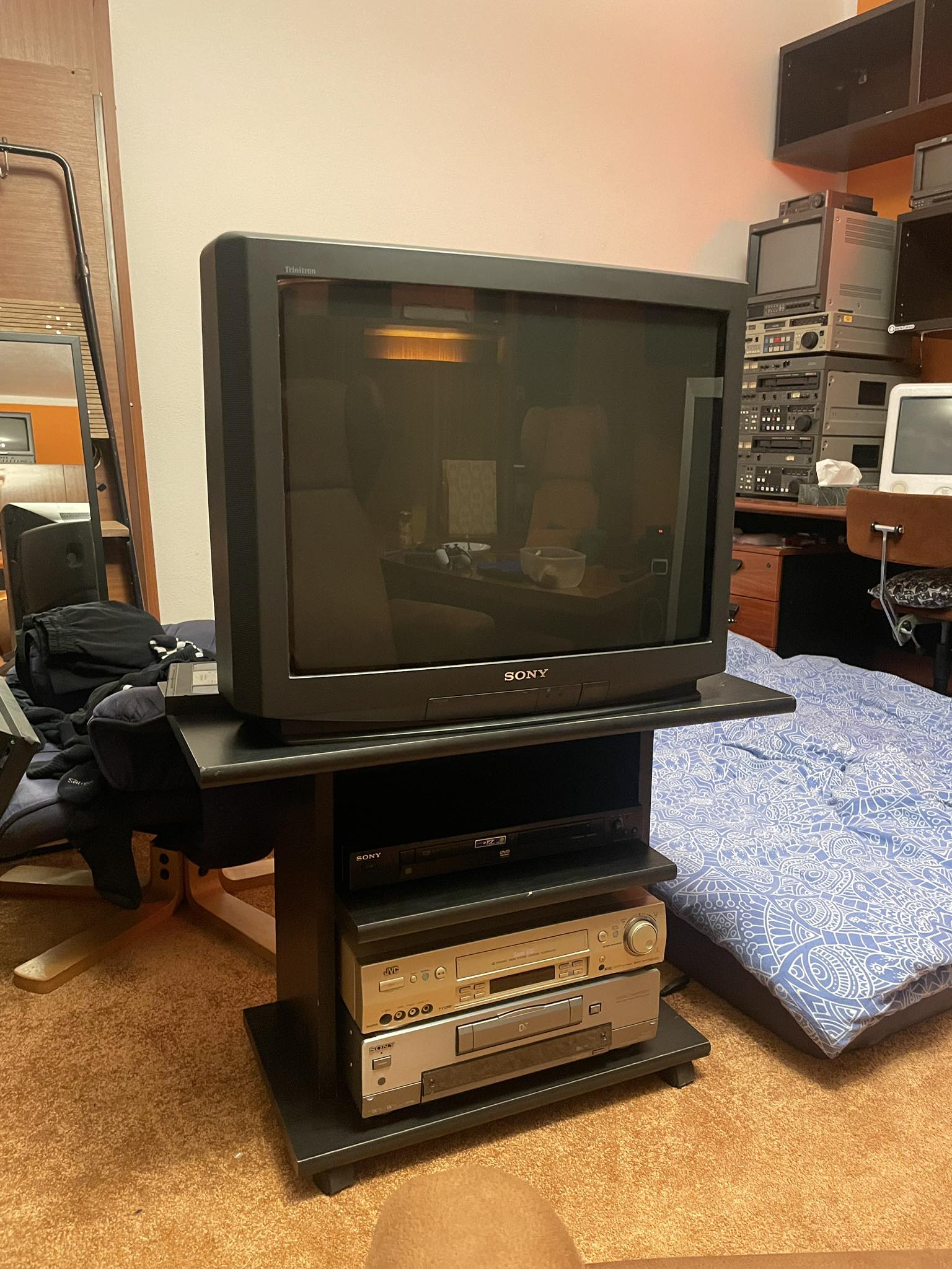 I warn you there's violence in the video 💀) Sony KV-29X5K Hello