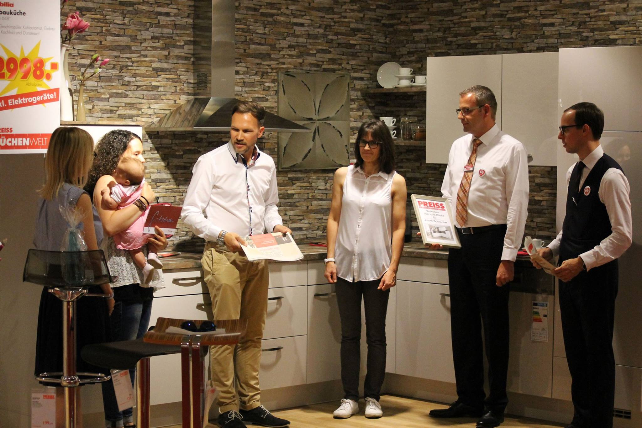 35 Gewinne für 35 Gewinner verloste der WochenSpiegel unter den Lesern anlässlich des 35. Jubiläums. Im Küchenstudio bei Möbel PREISS wurden die beiden Hauptgewinne den glücklichen Gewinnern überreich