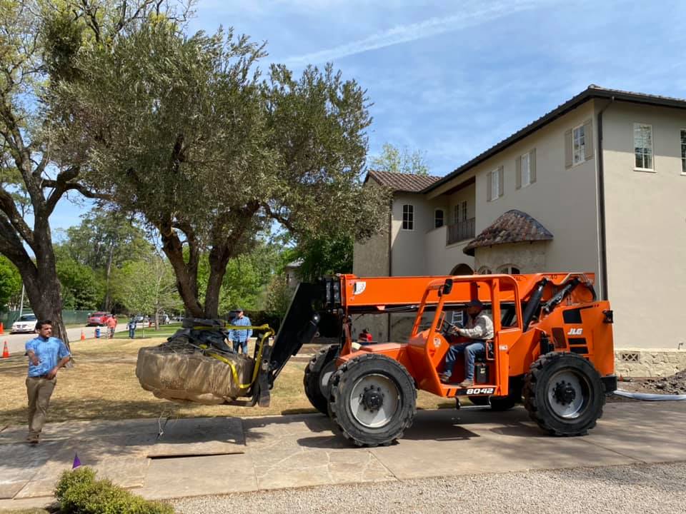 A telehandler forklift being... - Aztec Rental Services Inc.