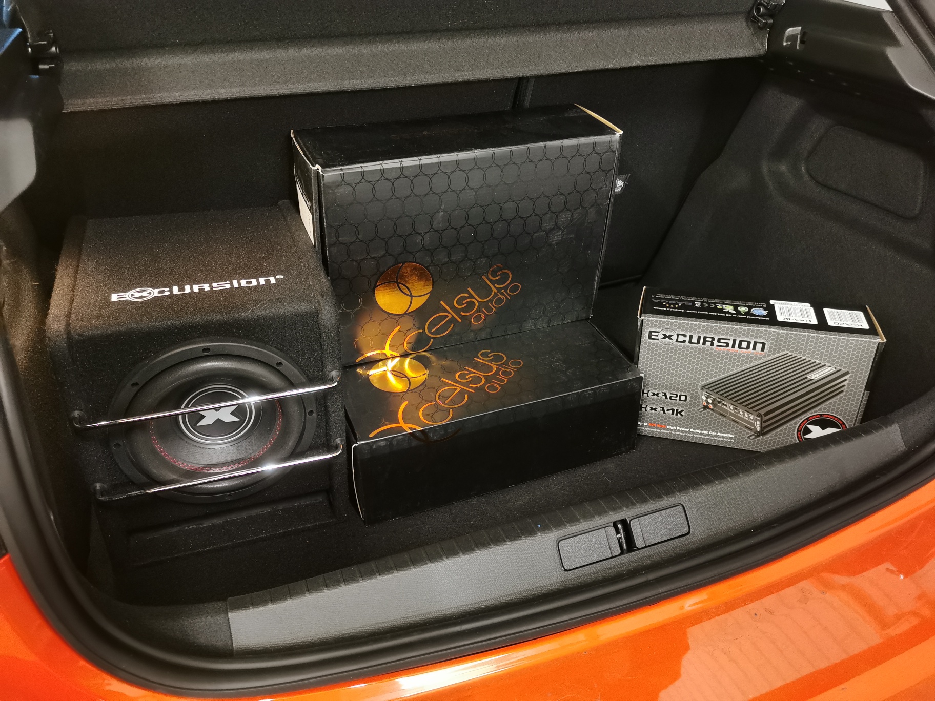 Auto's oud of nieuw. Bij... Car Audio Shop Mag t wat Harder