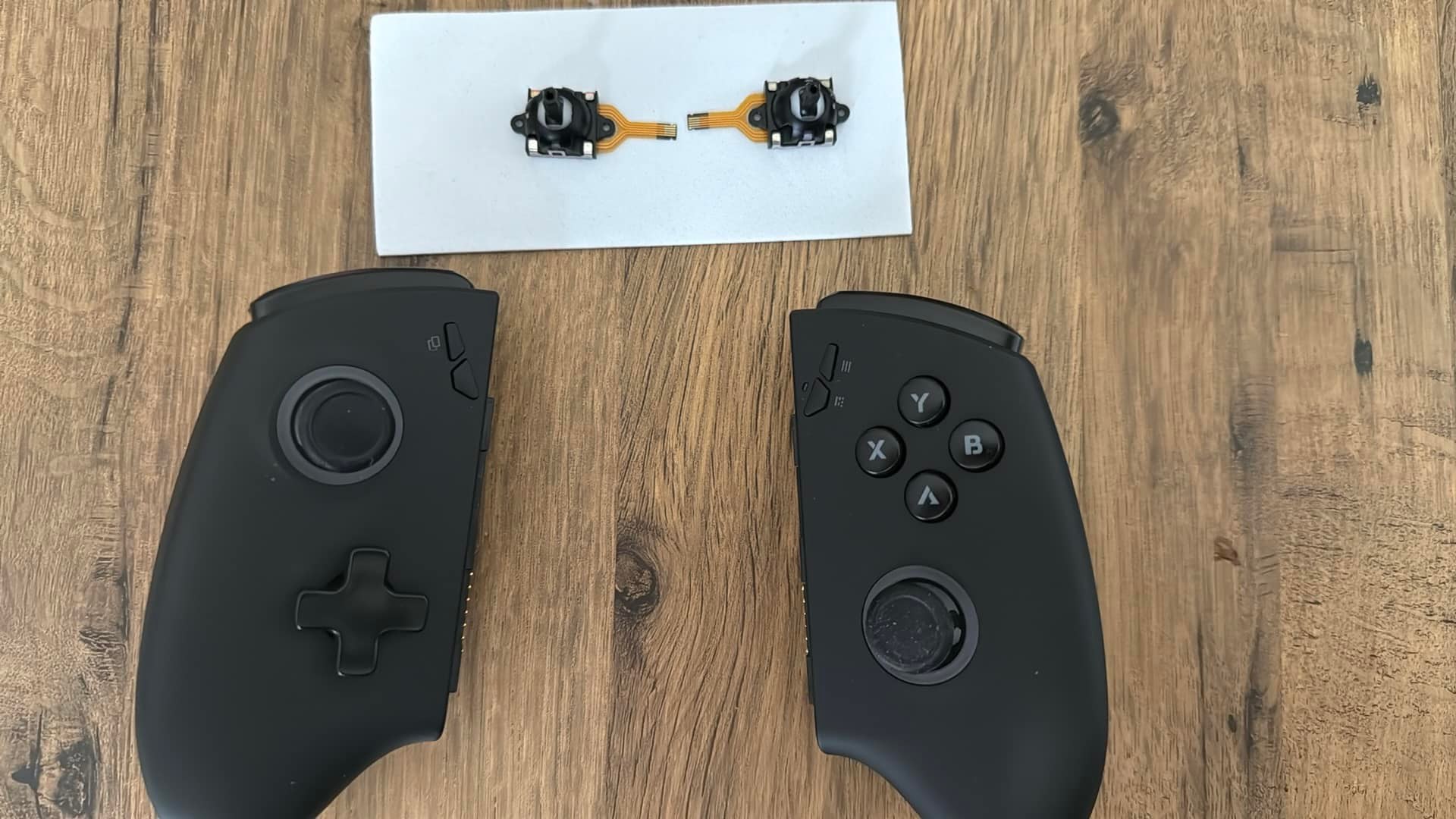 The OneXplayer X1 pro HX370 model the Hall Effect joy cons are way 