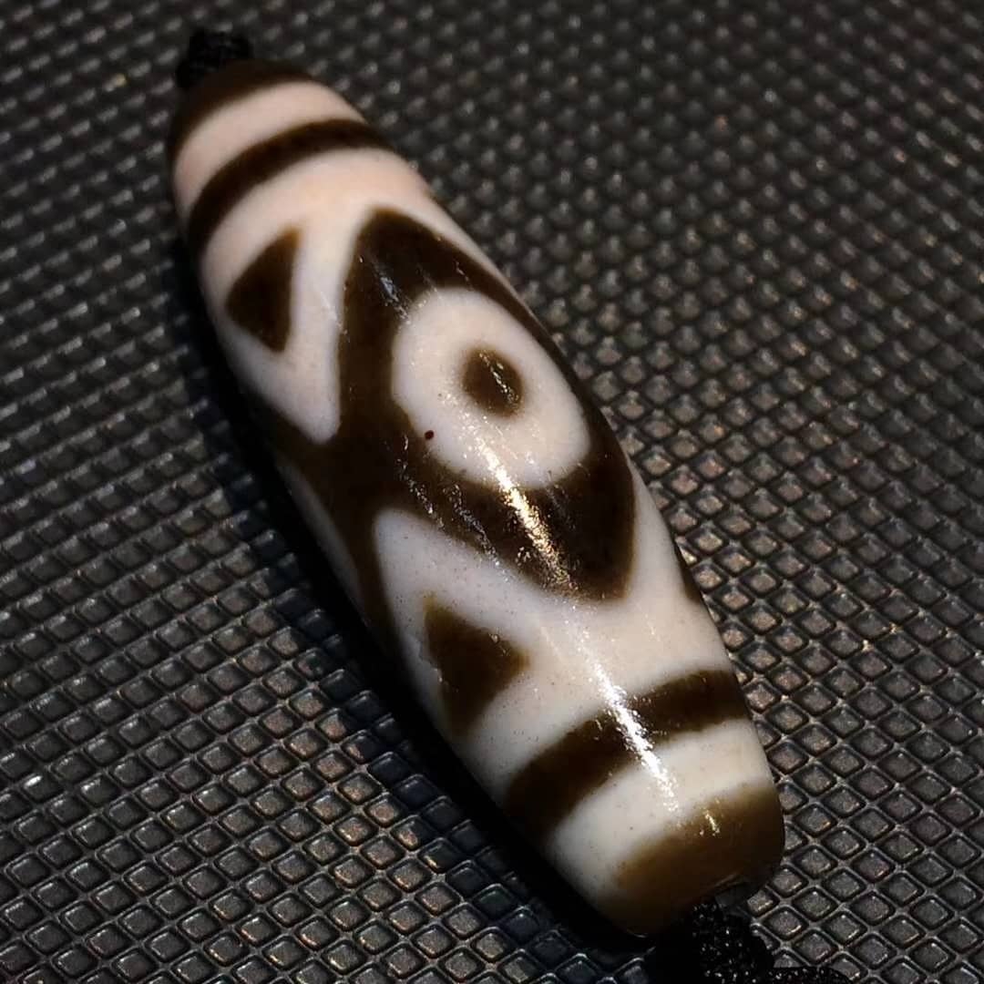 朱砂虎牙三眼天珠珠体饱满咬色清晰🈵️🈵️颗粒朱砂尺寸：12x38.5mm